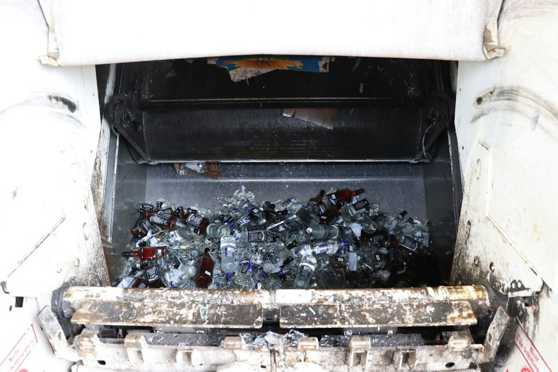 Das Hauptzollamt vernichtete 25 Paletten hochprozentigen Alkohols.