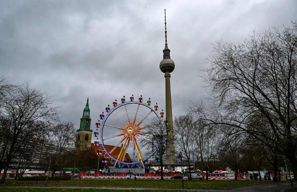 Berlin televizyon kulesinden buz tabakaları düştü – trafik kısa süreliğine etkilendi
