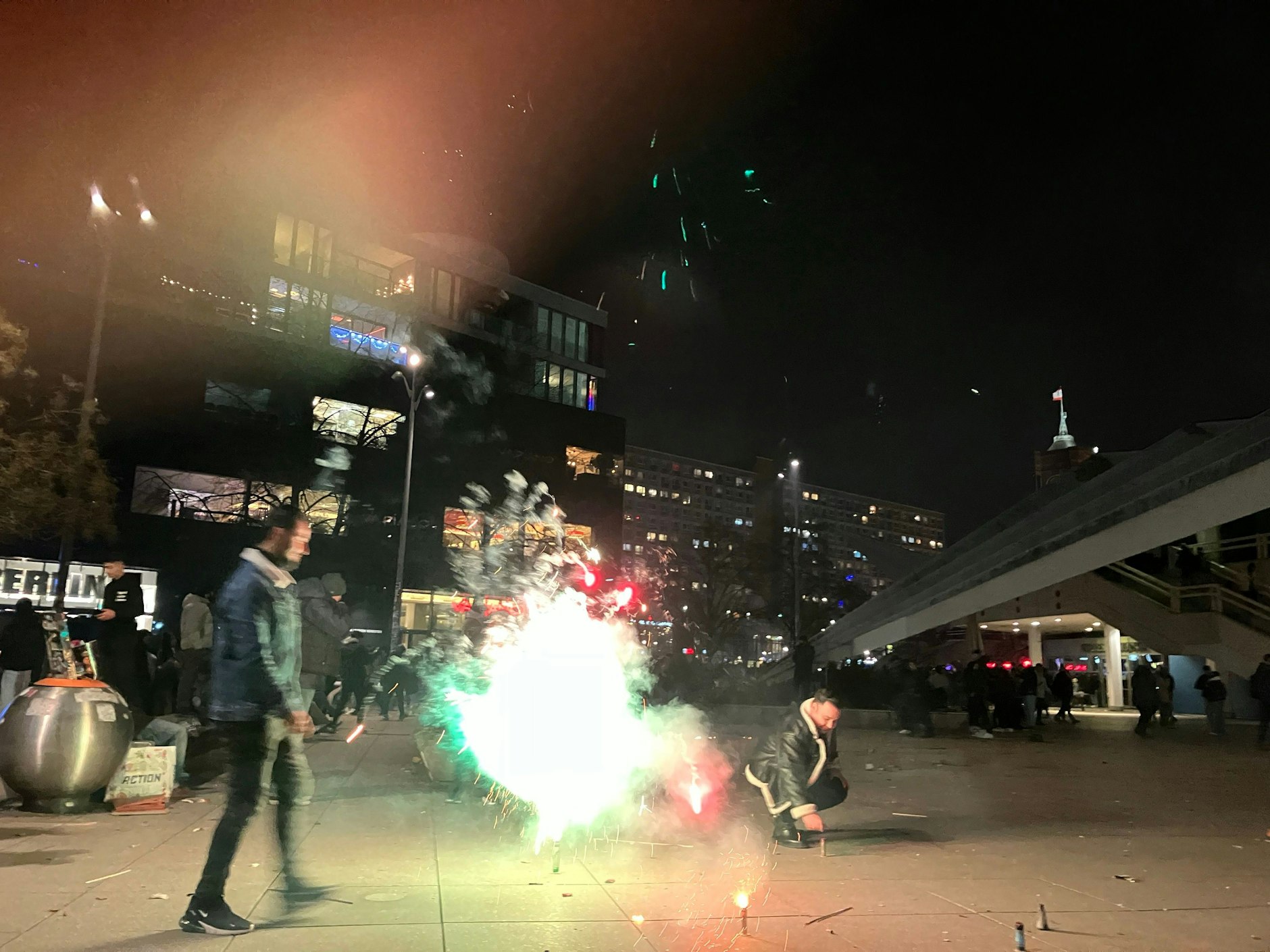 Buntes Feuerwerk vor dem Fernsehturm am Alexanderplatz