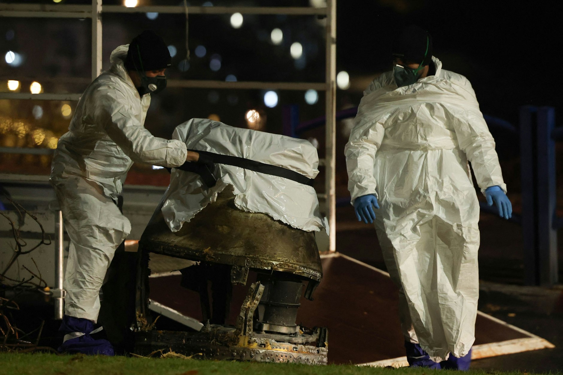 Israelische Sicherheitskräfte entfernen ein Fragment einer ballistischen Rakete der Huthi, die vom Jemen aus auf Israel abgefeuert wurde und in der zentralisraelischen Stadt Bet Shemesh in der Nähe von Jerusalem abstürzte