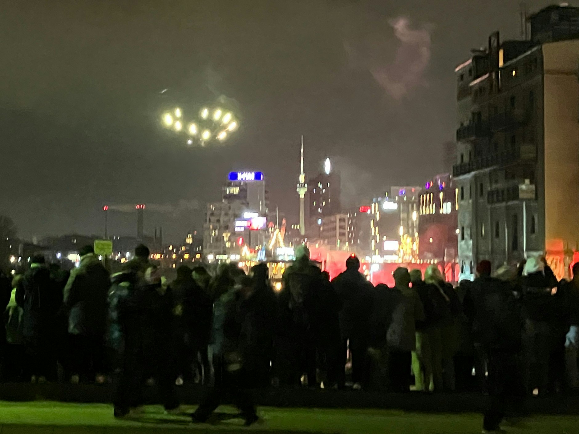 UFOs oder nur Silvester? An der Oberbaumbrücke herrscht gute Stimmung