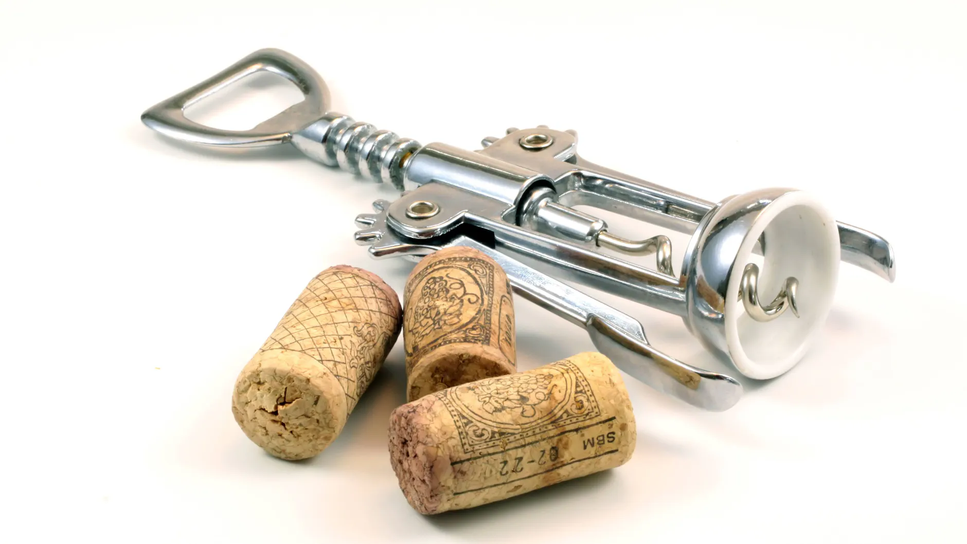 Naturkorken kommen in den Restmüll. Oder man bringt sie zu einer Kork-Sammelstelle.