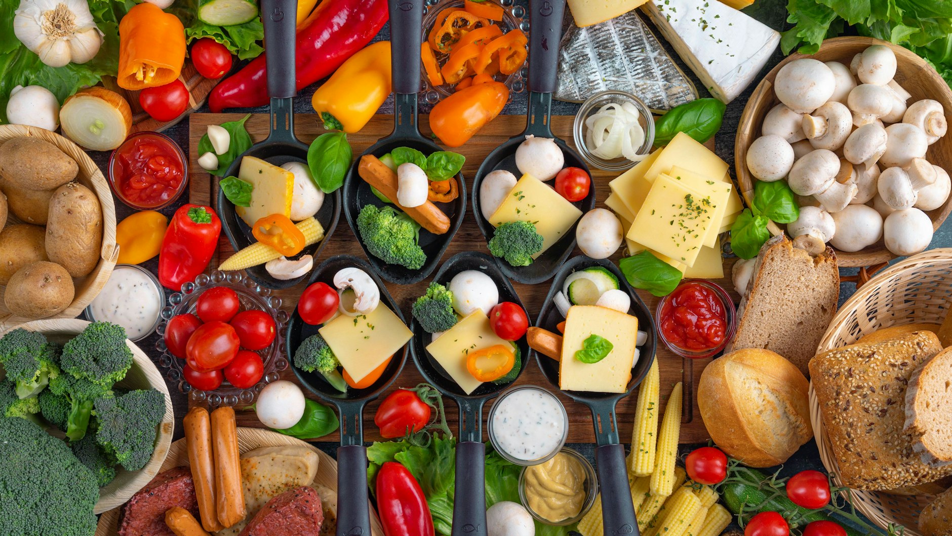 Raclette zu Silvester ist so unglaublich vielseitig - unser Rezept des Tages präsentiert elf Ideen. 