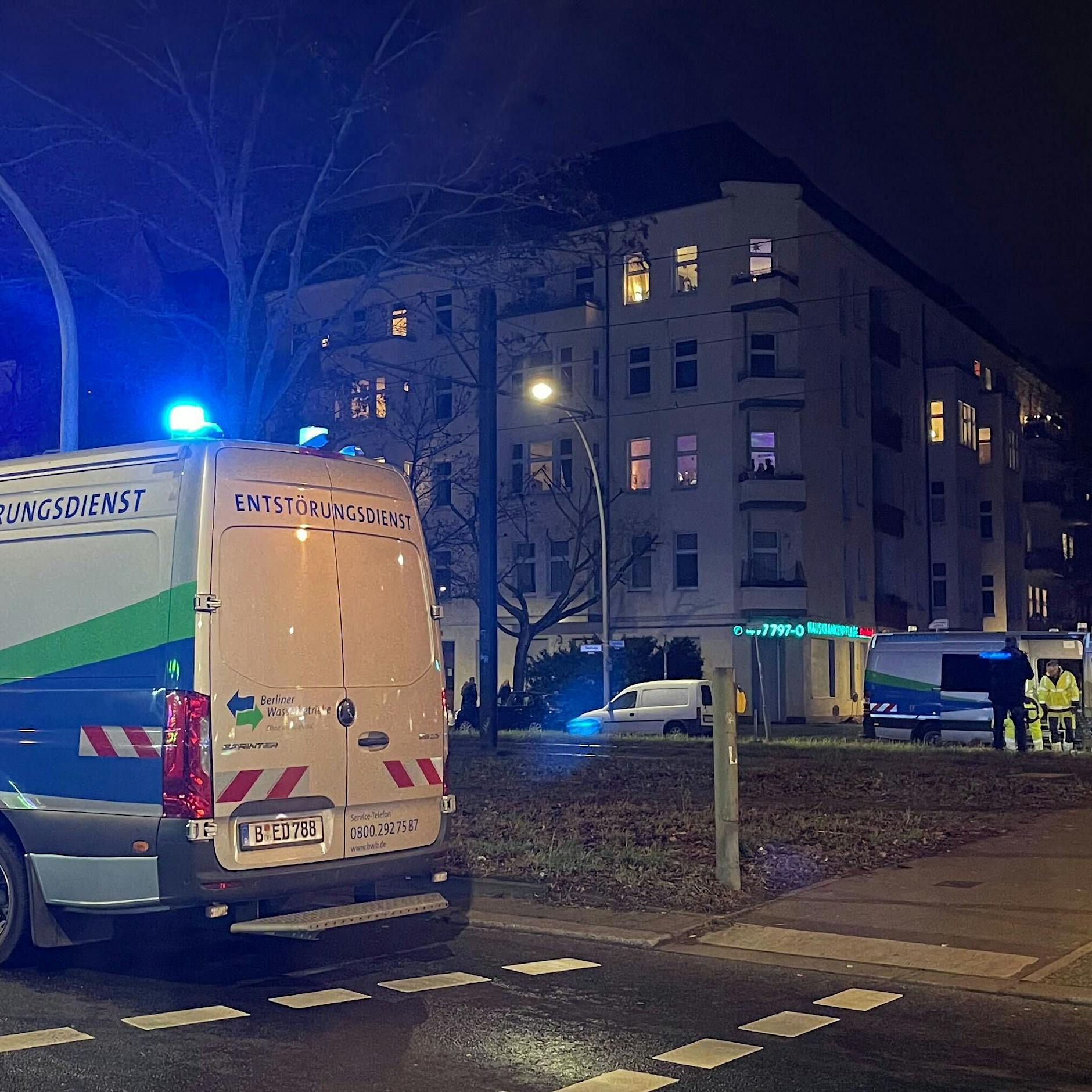Silvester in Berlin +++ Berlin hat wieder Wasser! +++ Jugendliche beschießen Polizisten