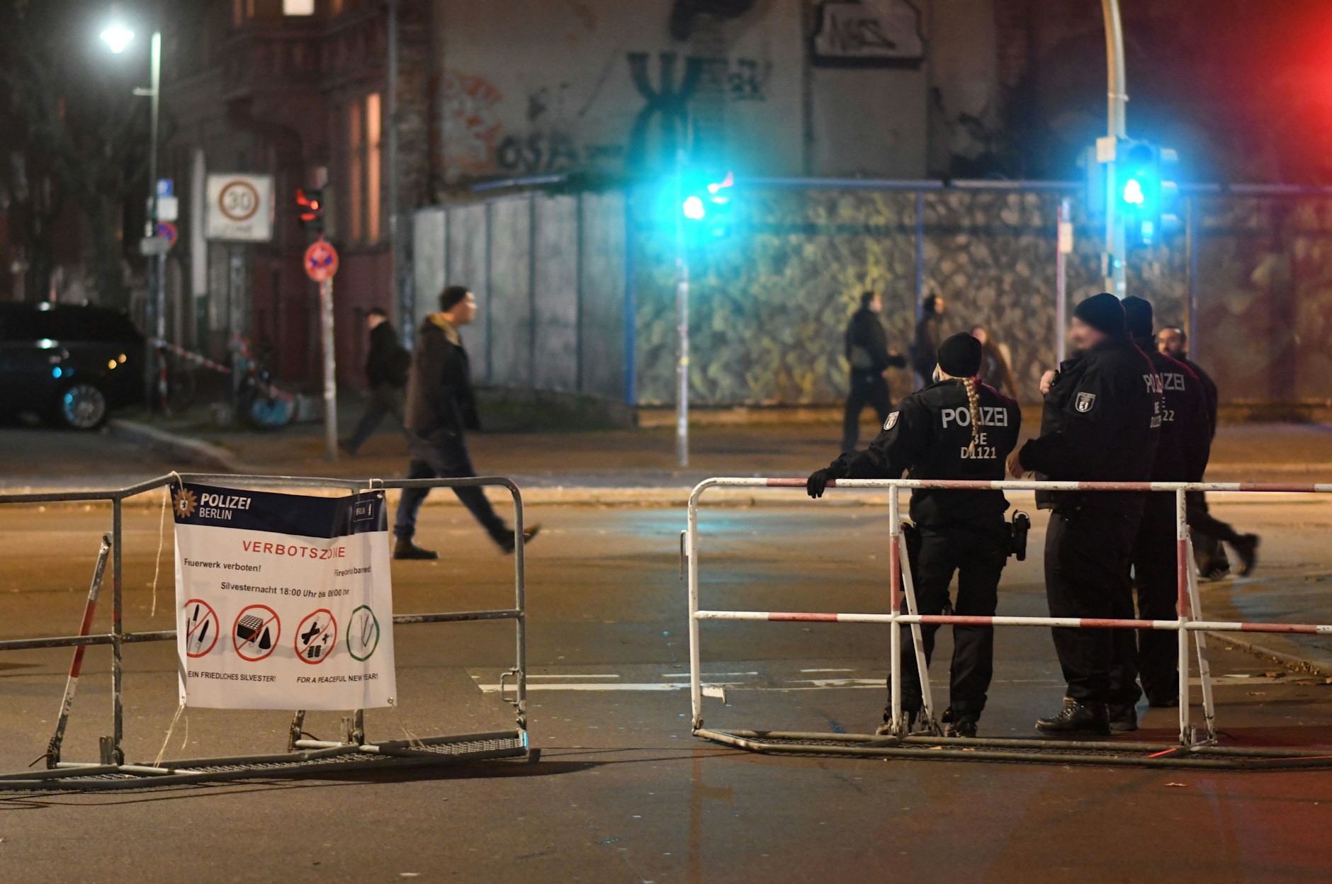 Polizisten kontrollieren die Böllerverbotszone im Steinmetzkiez in Schöneberg