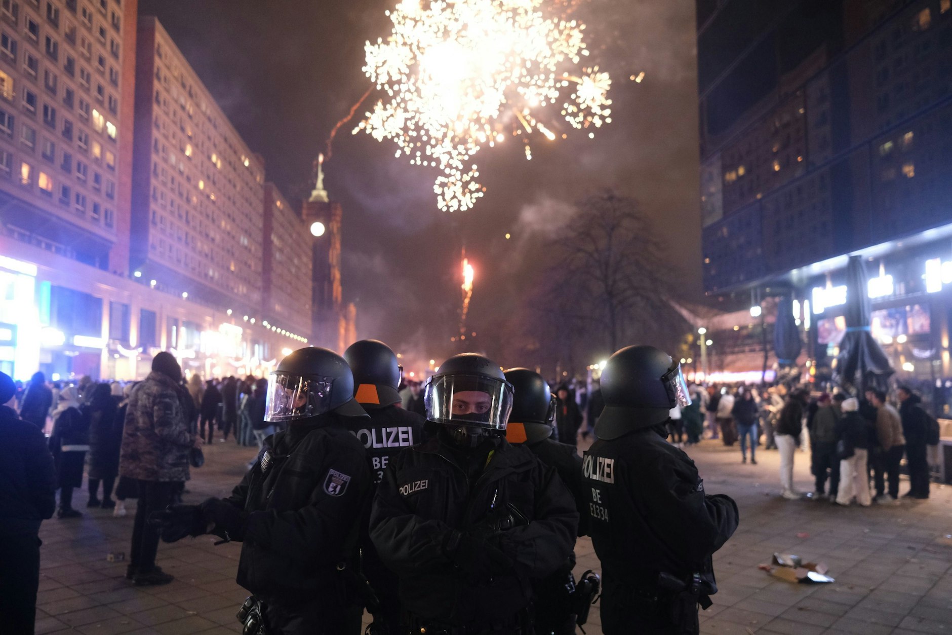 Die Einsatzkräfte am Alexanderplatz bereiten sich auf einen langen Abend vor.