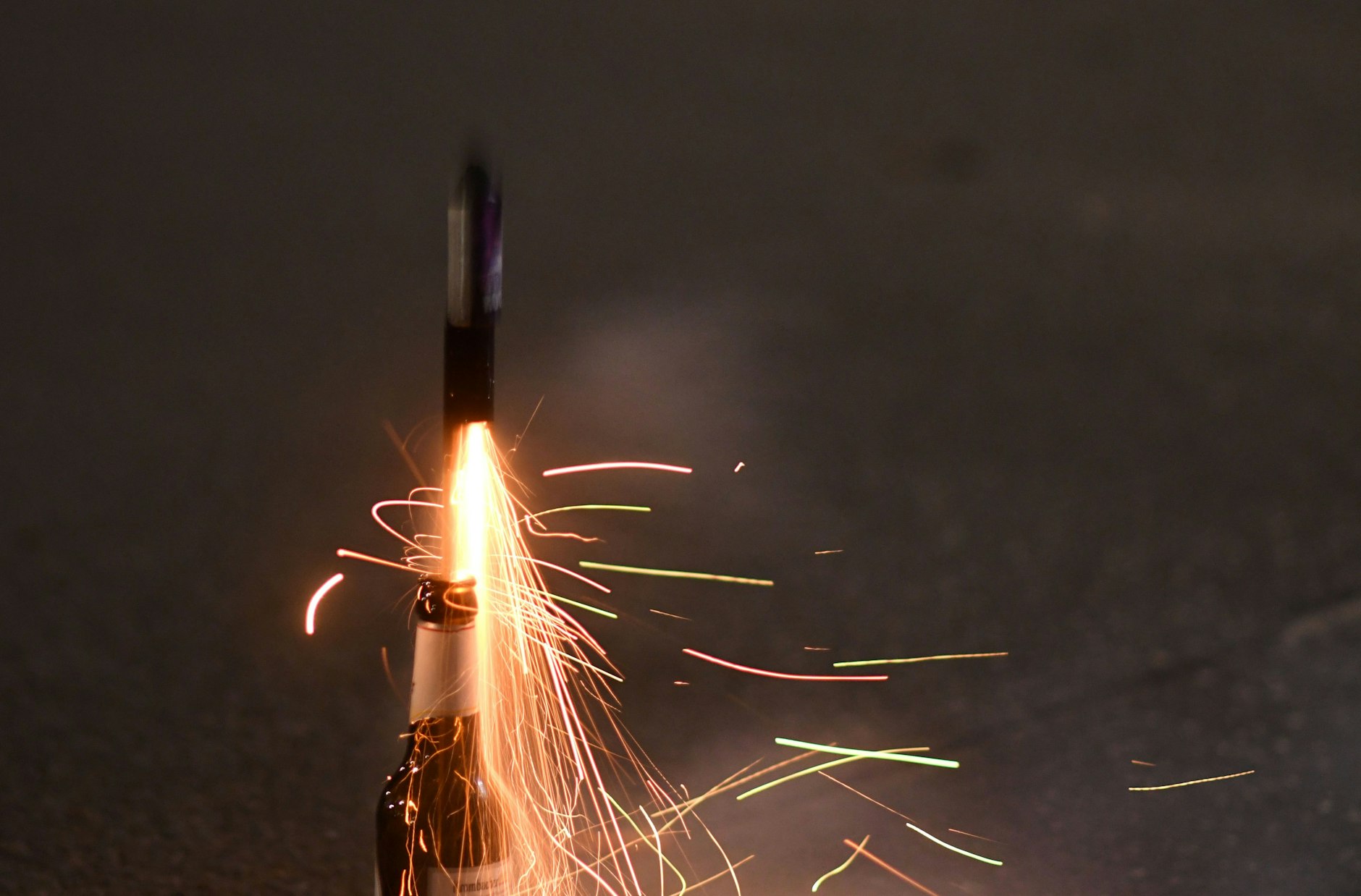 Nur wenige Stunden vor Mitternacht steigen Raketen in den Berliner Nachthimmel