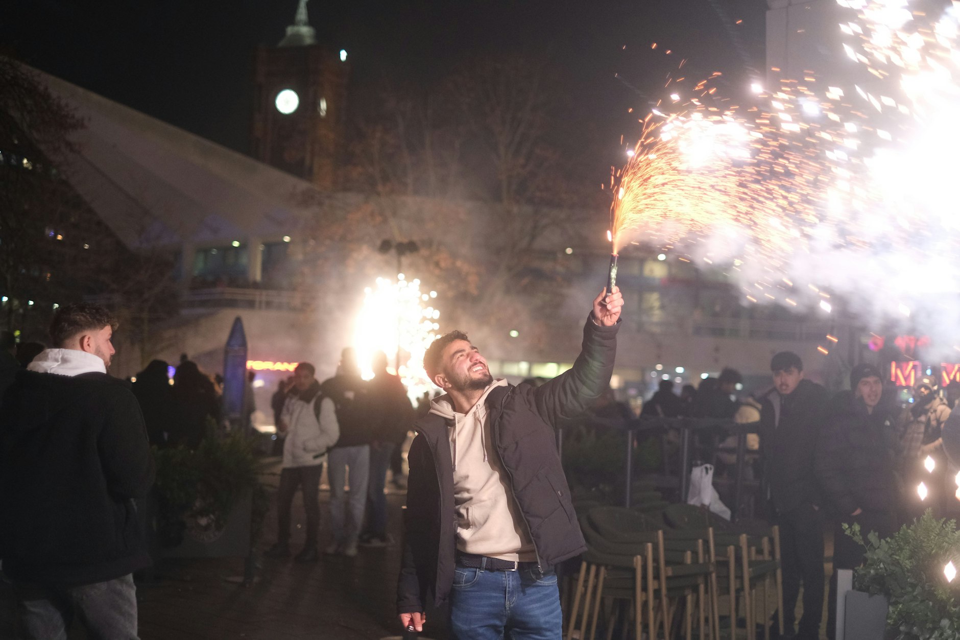 Kurz vor Mitternacht: In Berlin glitzert es bereits