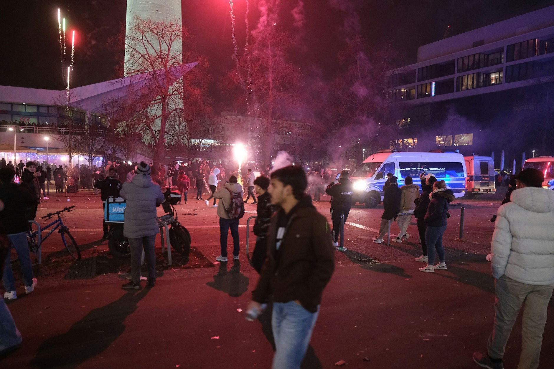 Mehrere tausend Menschen feiern Silvester auf den Straßen Berlins