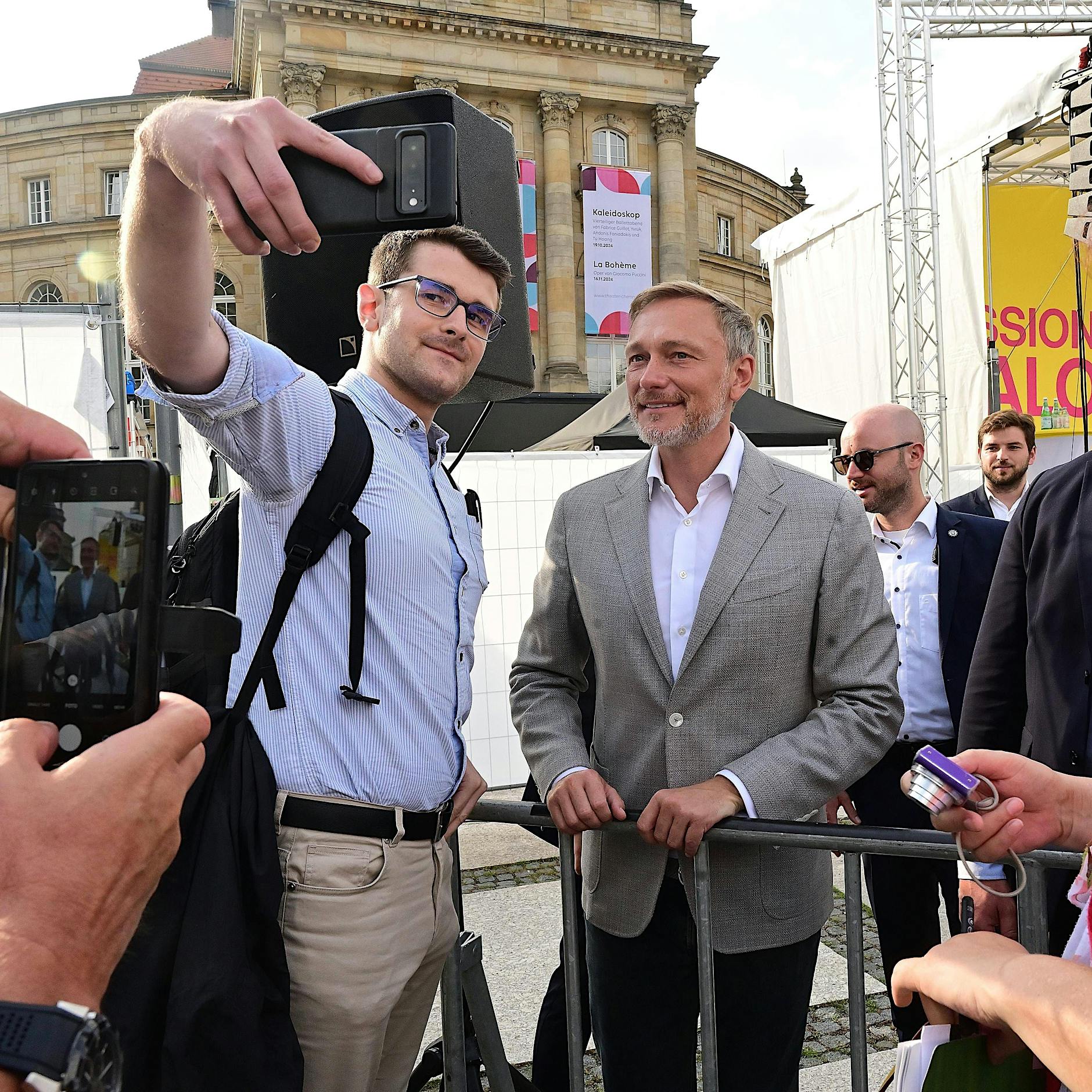 Theaterplatz in Chemnitz: Lindner, Graustufen-Smartphones und ungenutzte Chancen