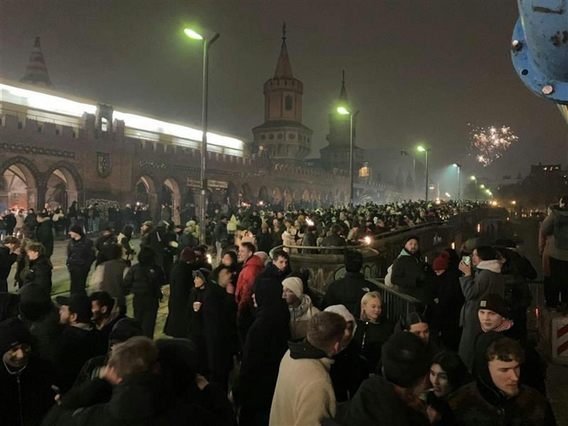 Die Oberbaumbrücke zwischen Kreuzberg und Friedrichshain ist ein beliebtes Silvesterziel in Berlin