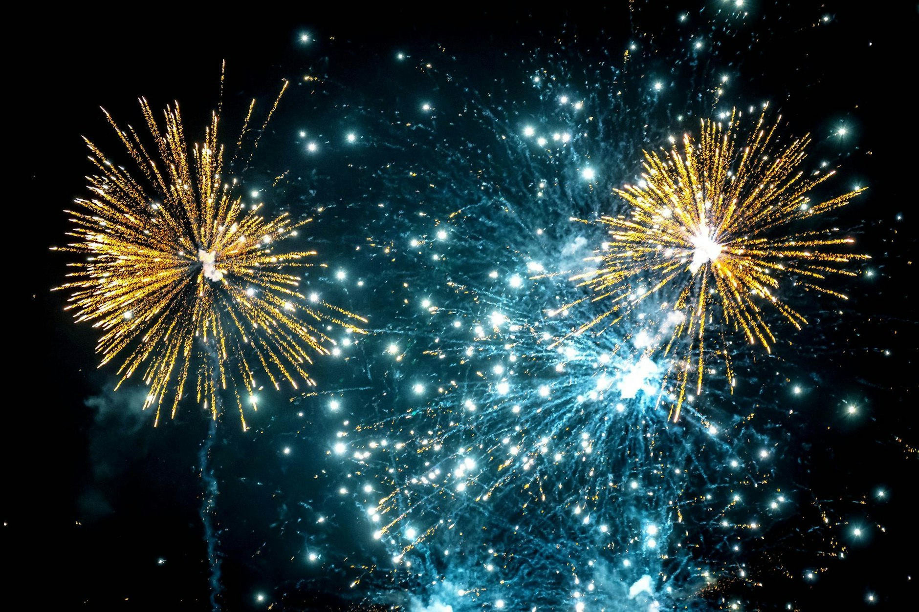 Bunt wie das Feuerwerk am Himmel ist das TV-Programm am Silvester-Abend.