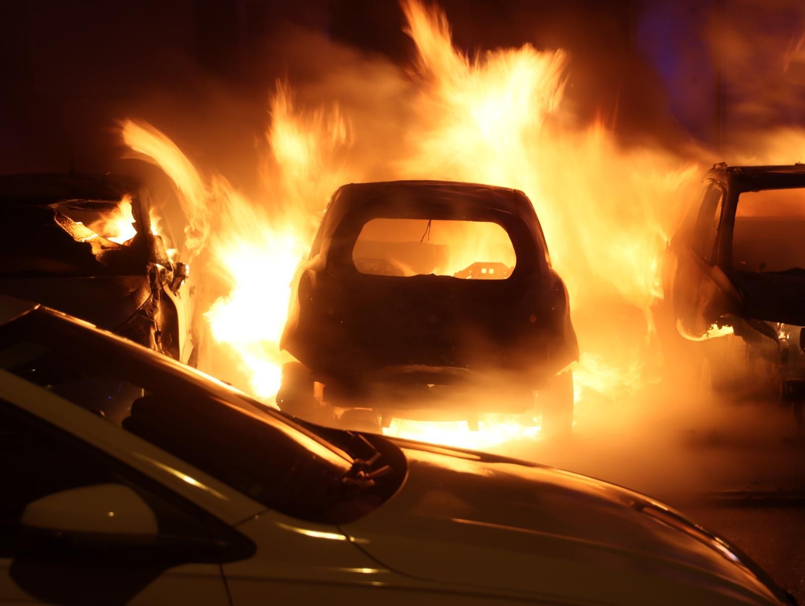 Schon wieder: Hassbrenner fackeln Autos vor der JVA ab