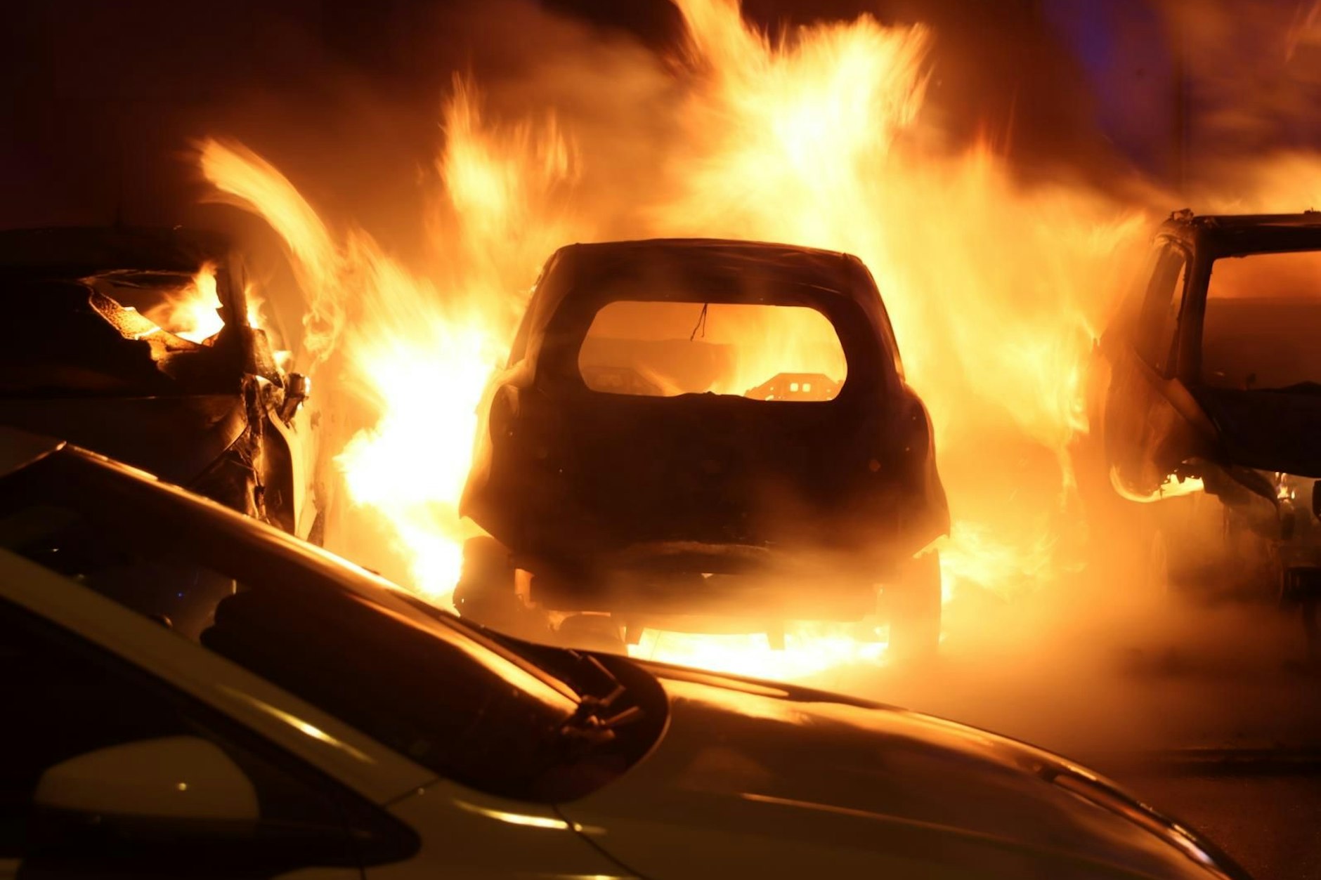 Mehrere Autos stehen in Baumschulenweg in Flammen.