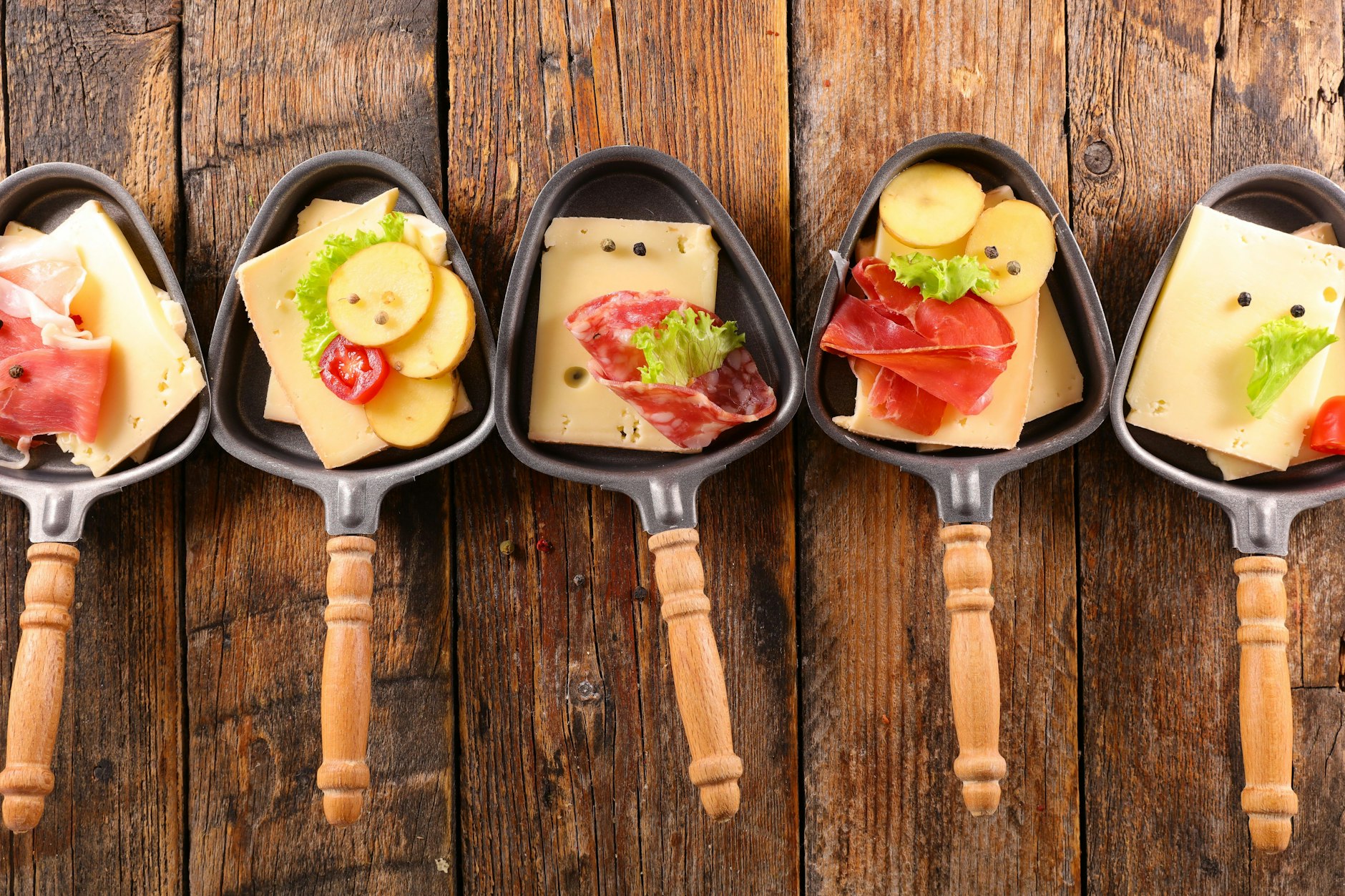 Unsere 11 Raclette-Ideen machen Ihren Silvester-Abend auch beim Essen noch bunter. 