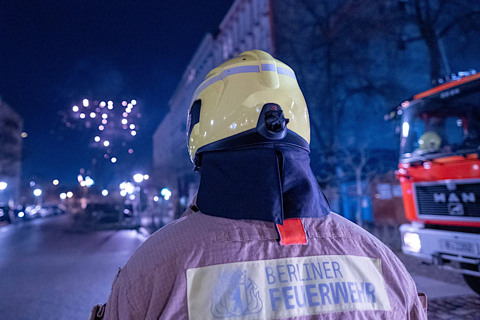 Ein Feuerwehrmann ist ernüchtert: „Die Täter lachen uns aus“, sagt der Mann über Silvester. (Symbolbild)