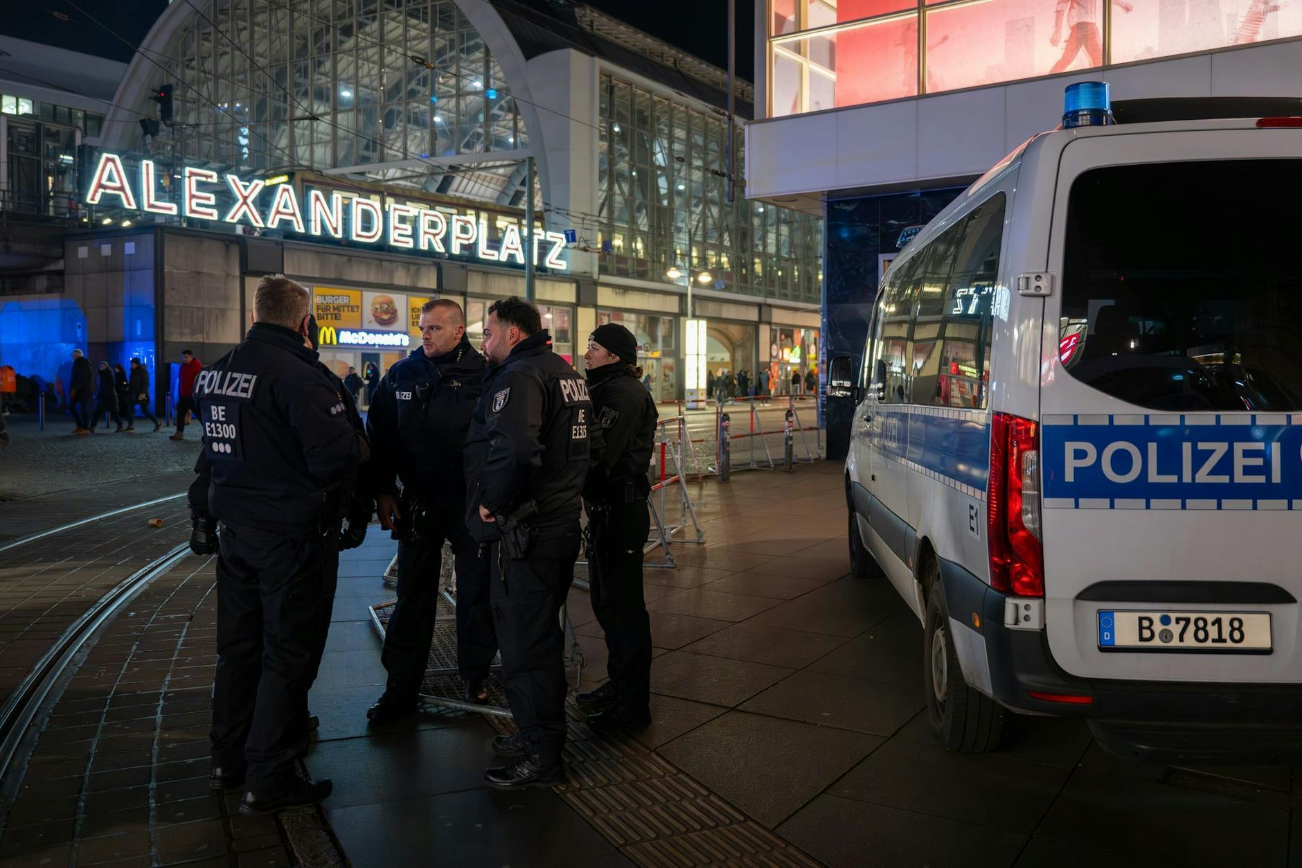 Polizeibeamte am Silvesterabend am Alexanderplatz in Berlin