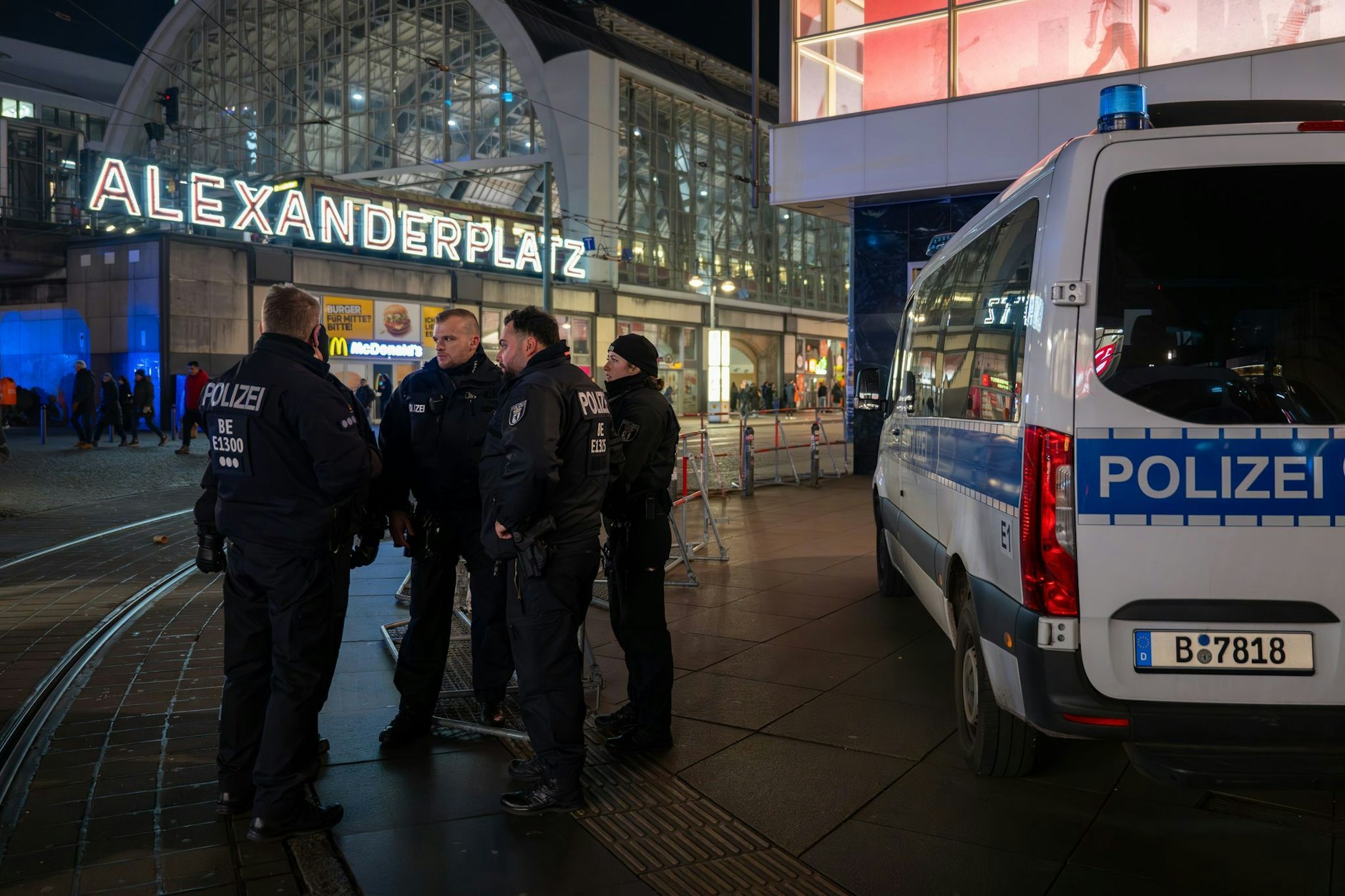 Polizisten in der Silvesternacht am Alexanderplatz in Berlin