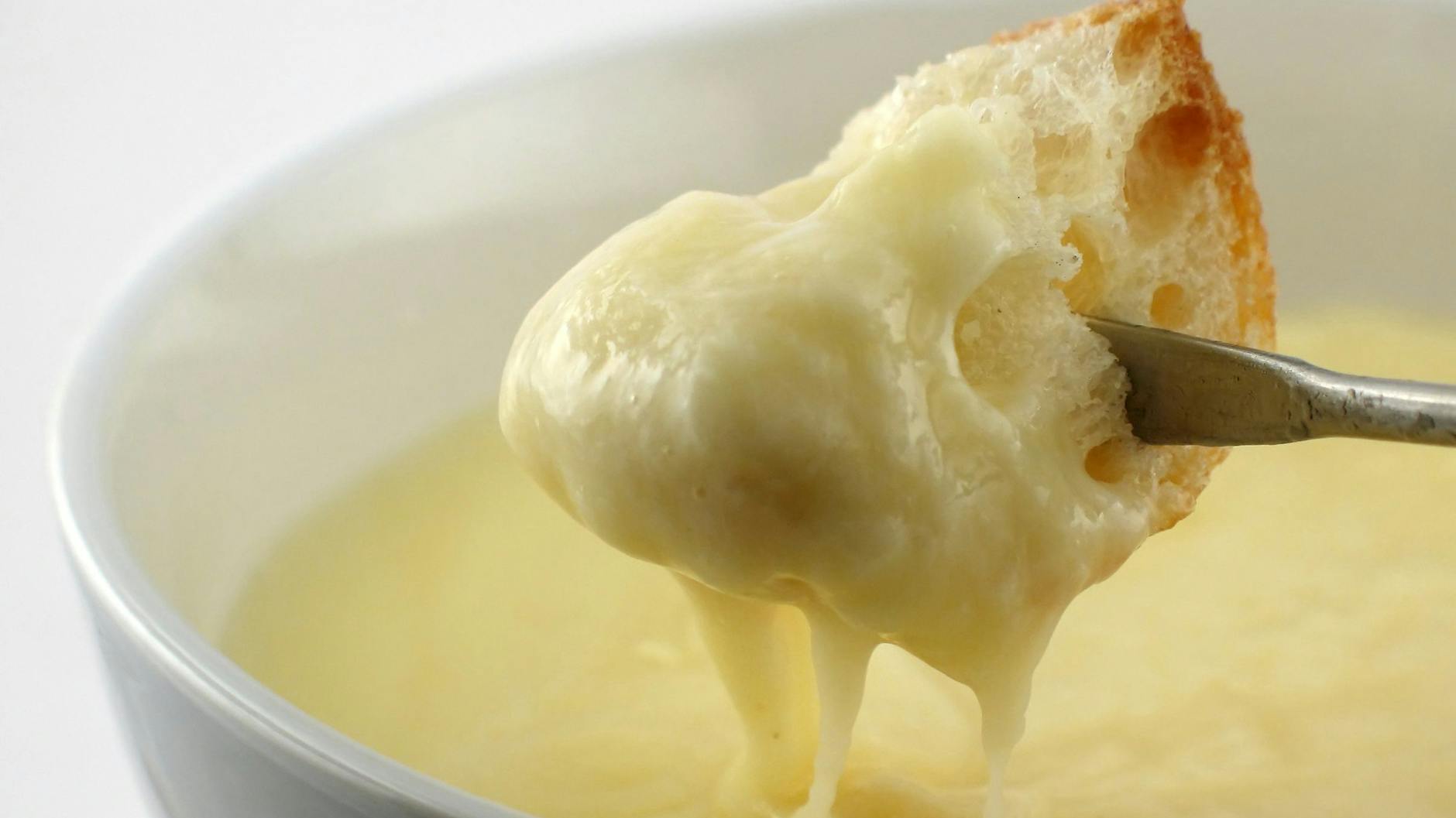 Die Brotstücke fürs Käsefondue sollten idealerweise ein Stück Rinde haben. Dann lassen sie sich besser aufspießen.