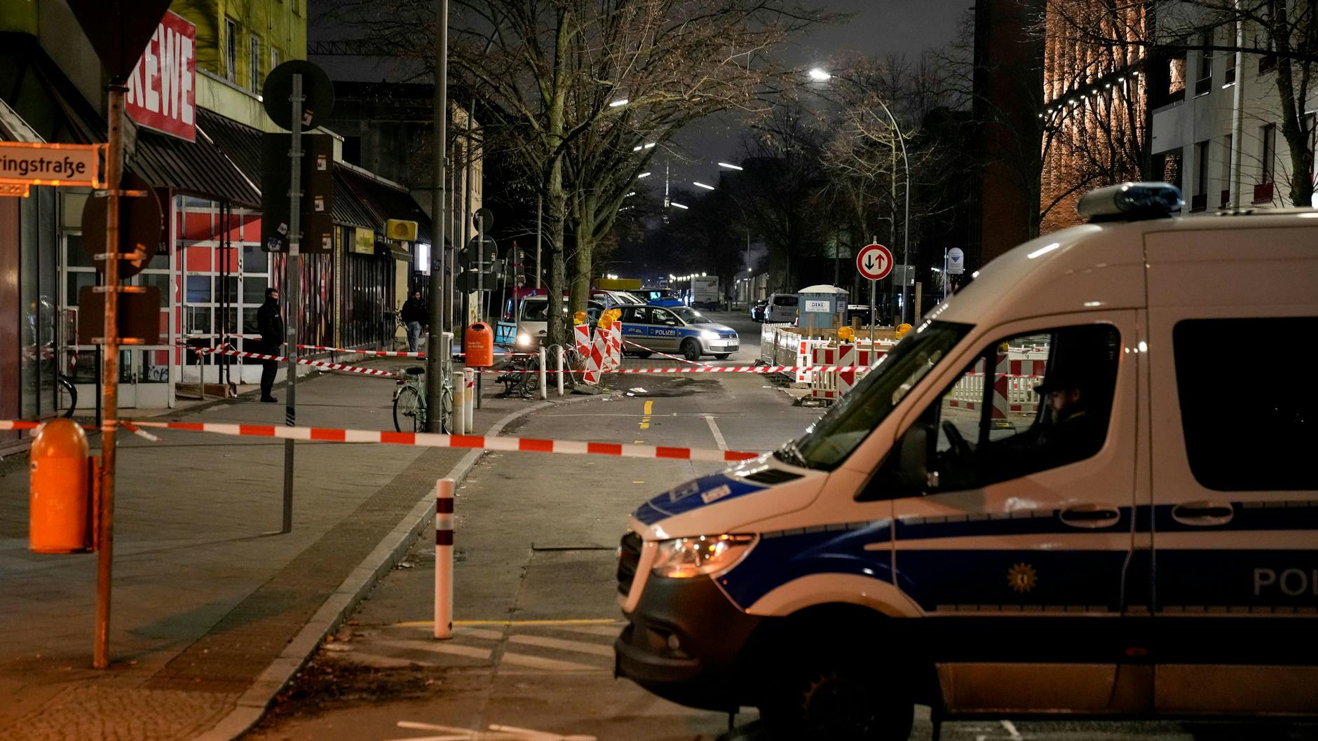 In Berlin sind bei einem Messerangriff in einem Supermarkt im Ortsteil Charlottenburg zwei Menschen verletzt worden.