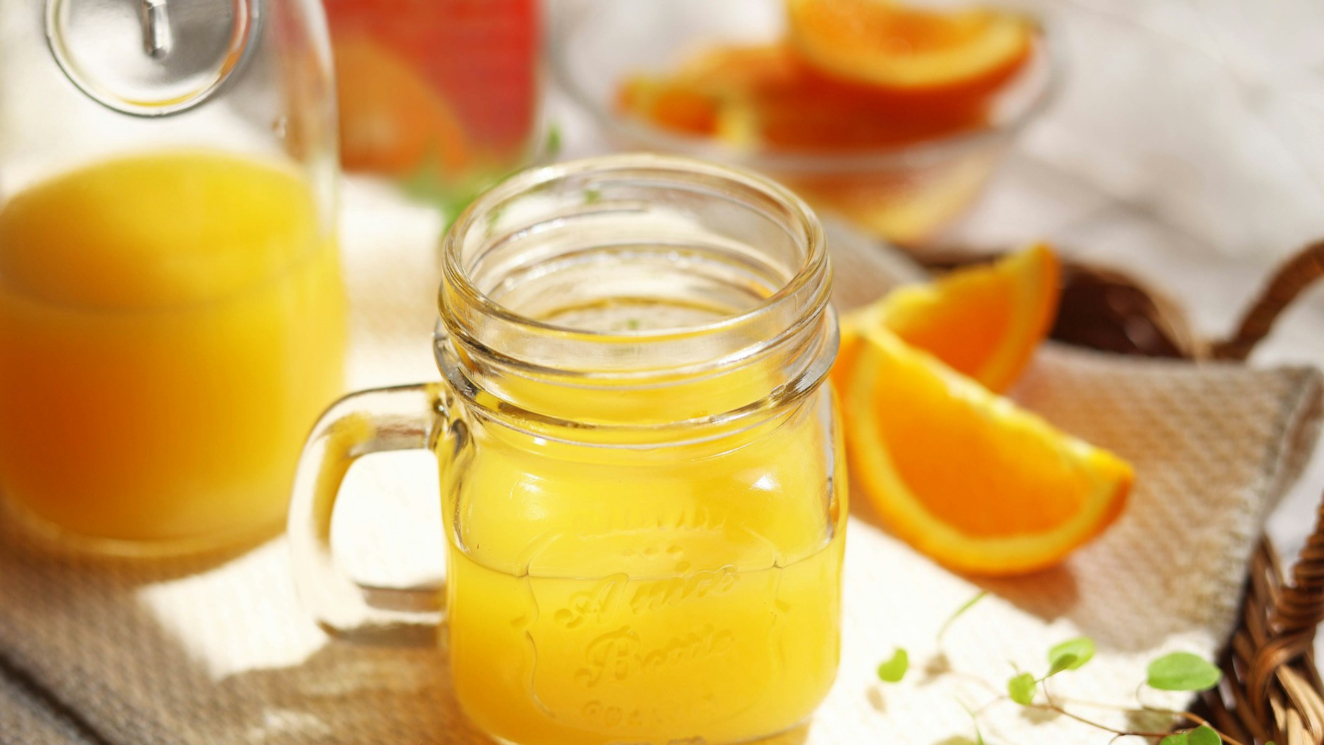 Auch Orangensaft sollte beim Katerfrühstück nicht fehlen.