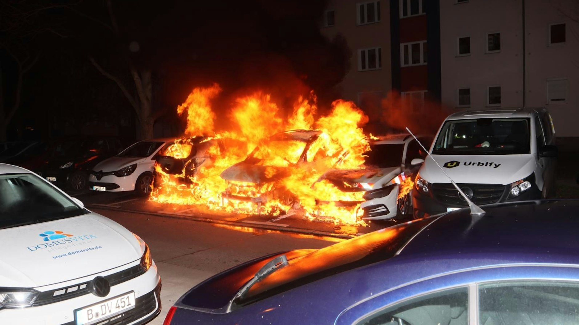 Unter den brennenden Autos sollen auch Siemens-Fahrzeuge sein.