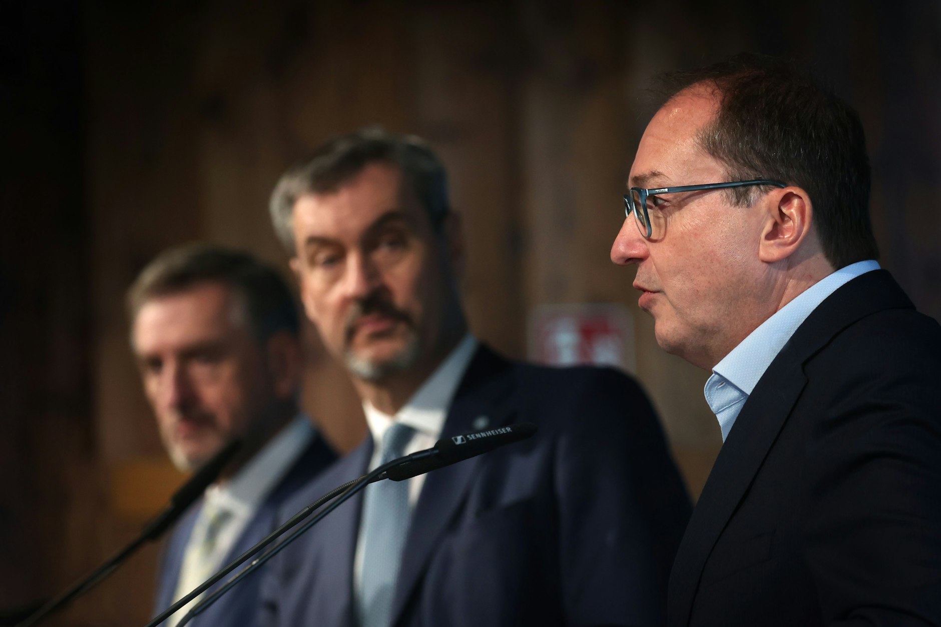 18.11.2024, Bayern, München: Günther Felßner (CSU, l–r), Präsident des Bayerischen Bauernverbands, Markus Söder, Vorsitzender der CSU und bayerischer Ministerpräsident, und Alexander Dobrindt, CSU-Landesgruppenchef im Deutschen Bundestag.