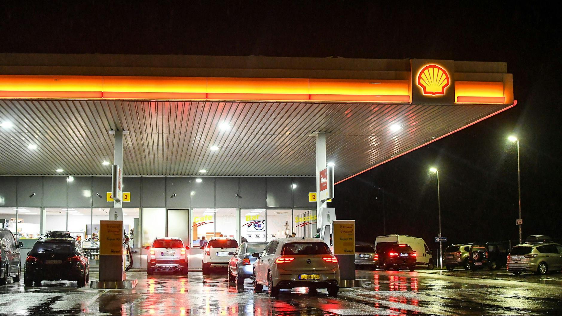 Schon in der Neujahrsnacht zogen die Spritpreise in Berlin deutlich an.