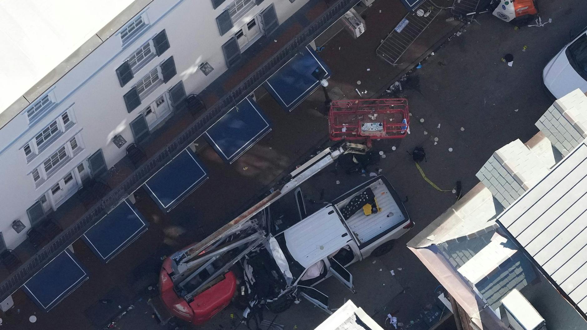 Ermittler arbeiten am Tatort, nachdem das weiße Fahrzeug in eine Menschenmenge auf der Canal und Bourbon Street in New Orleans gefahren ist.