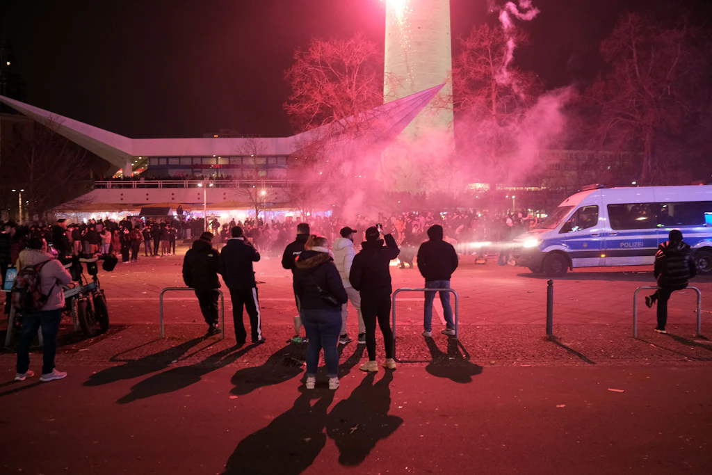 Berlins Silvester-Horror: 36 Wohnungen unbewohnbar +++ 390 Festnahmen +++ Abgetrennte Finger