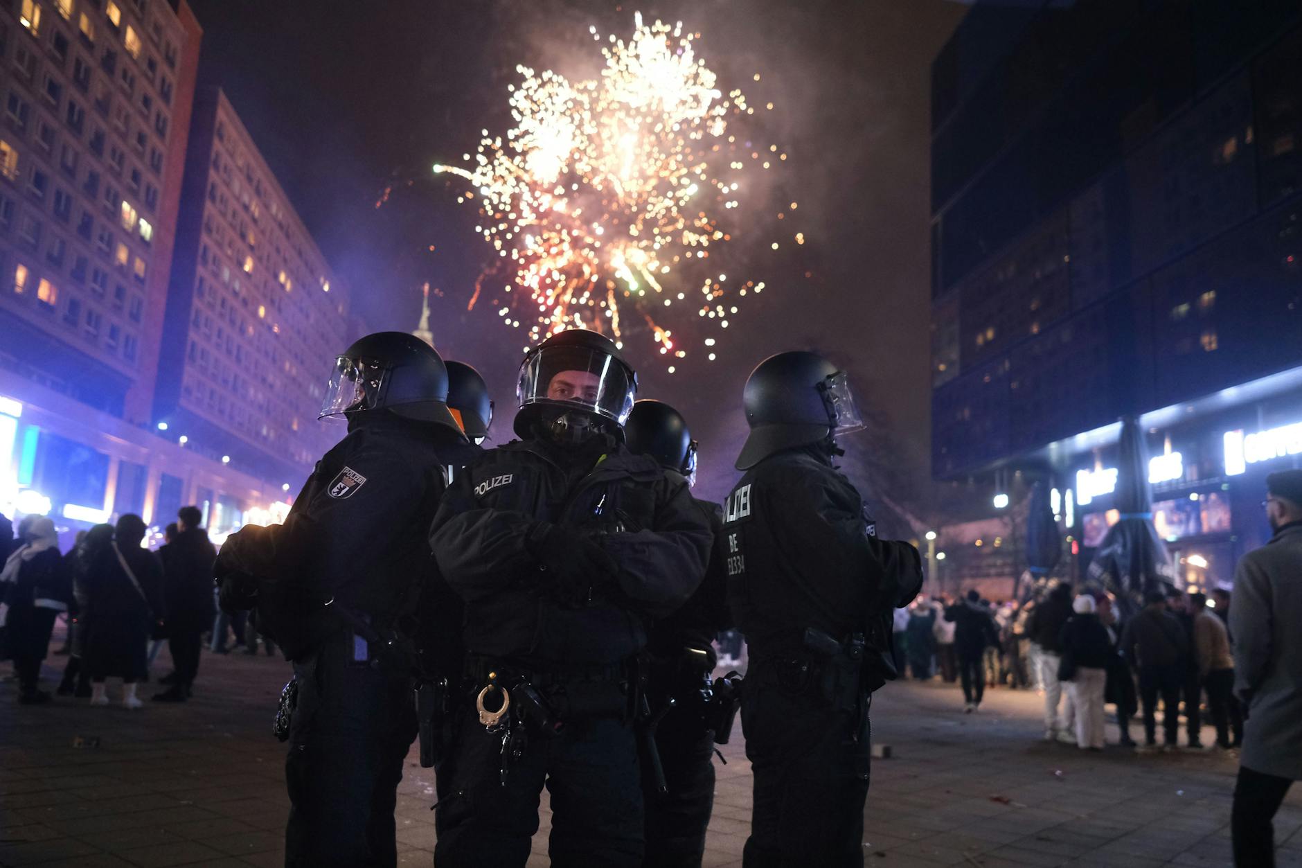 In Berlin kam es in der Silvesternacht wieder zur Randale - die Polizei musste den Alex räumen.