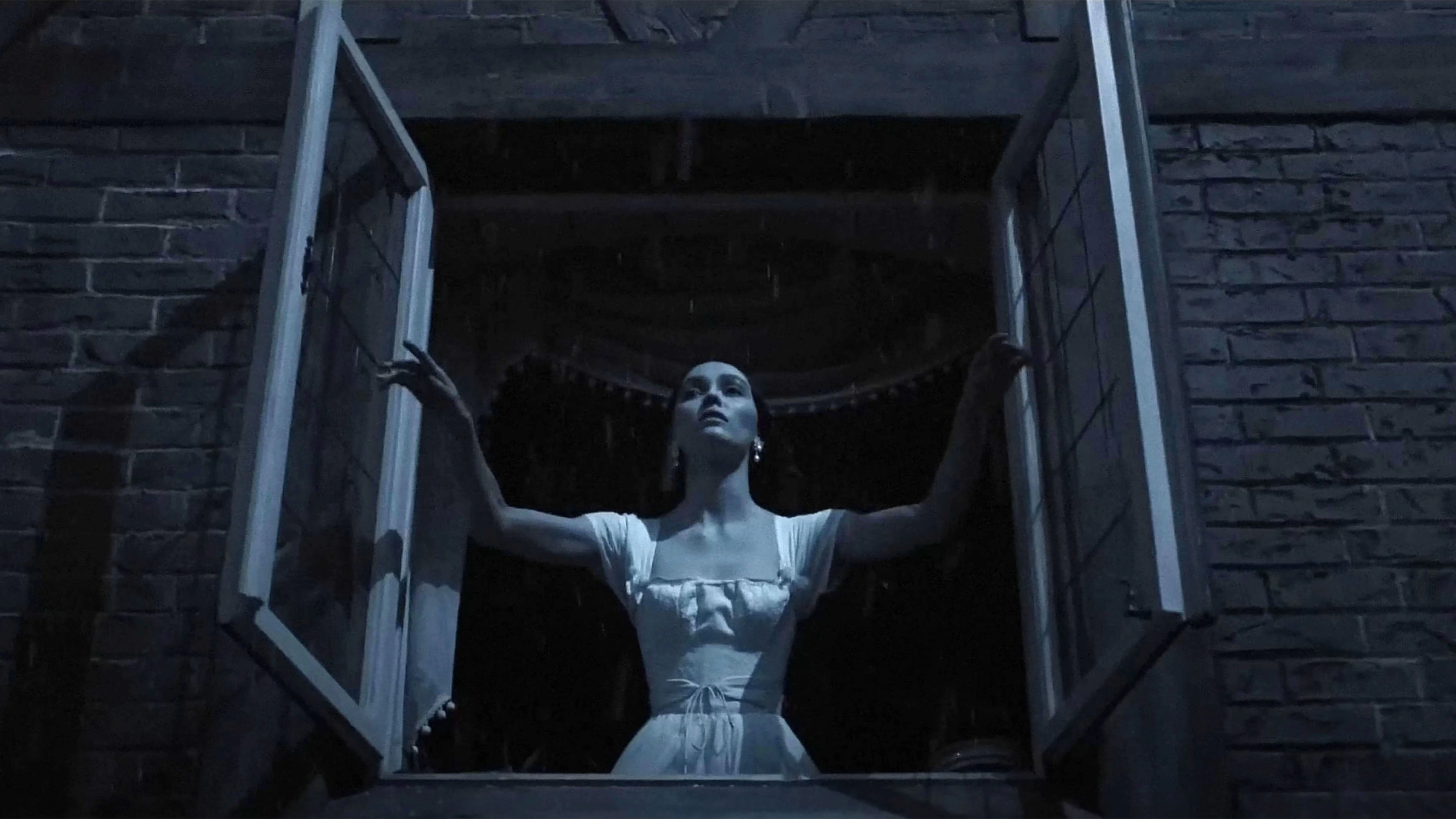 Lily-Rose Depp als Ellen in einer Szene von „Nosferatu".