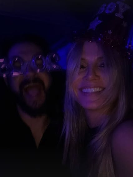 Tom und Heidi feiern ins Jahr 2025 hinein.