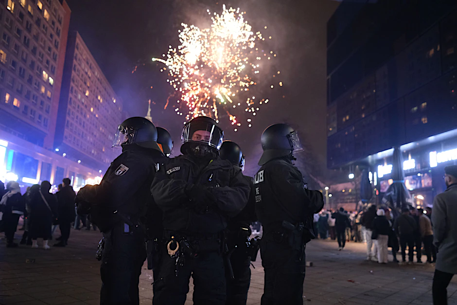 In der Silvesternacht waren etwa 4000 Polizisten in Berlin im Einsatz.