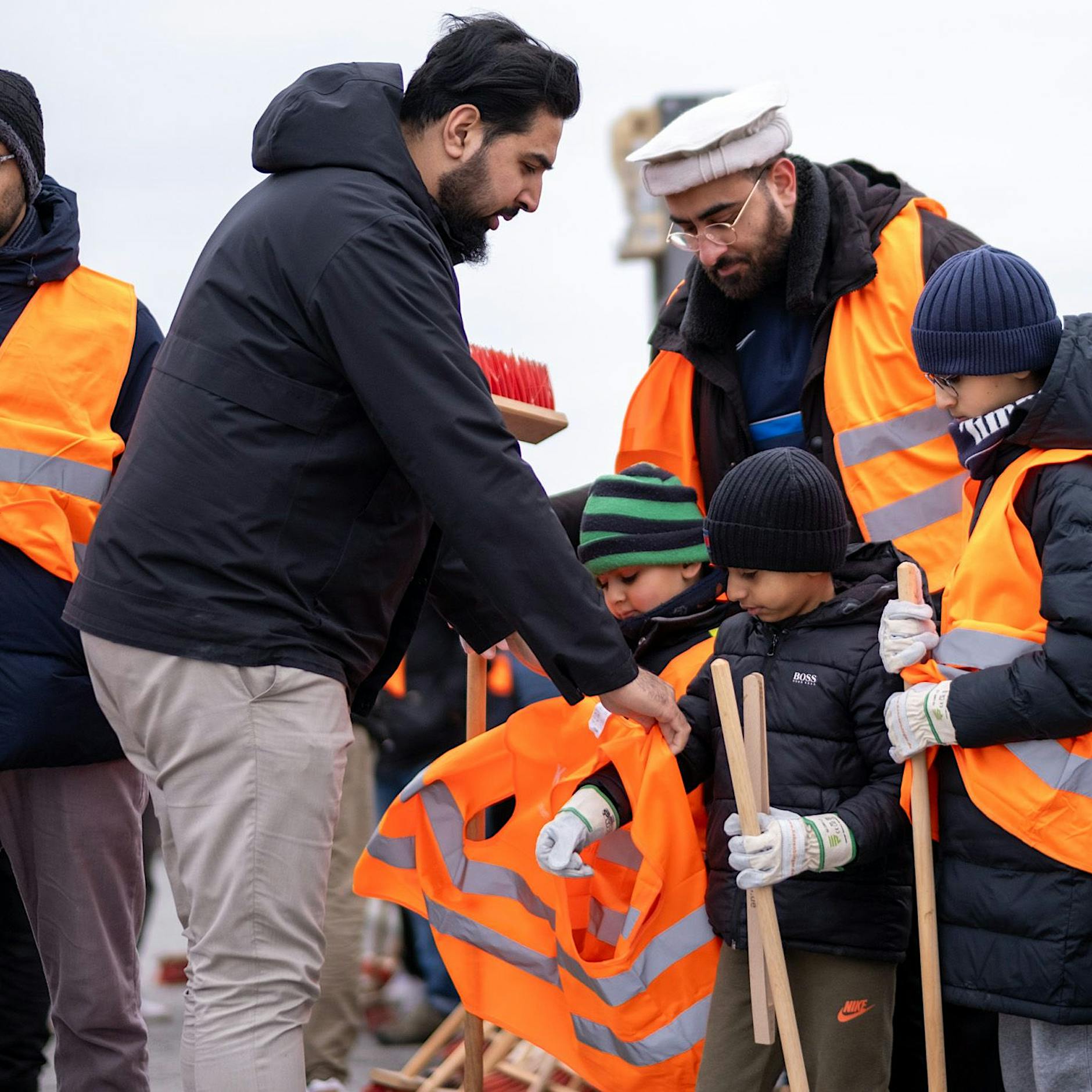 Silvester in Berlin: Muslime beseitigen Böller-Müll als Zeichen der Integration