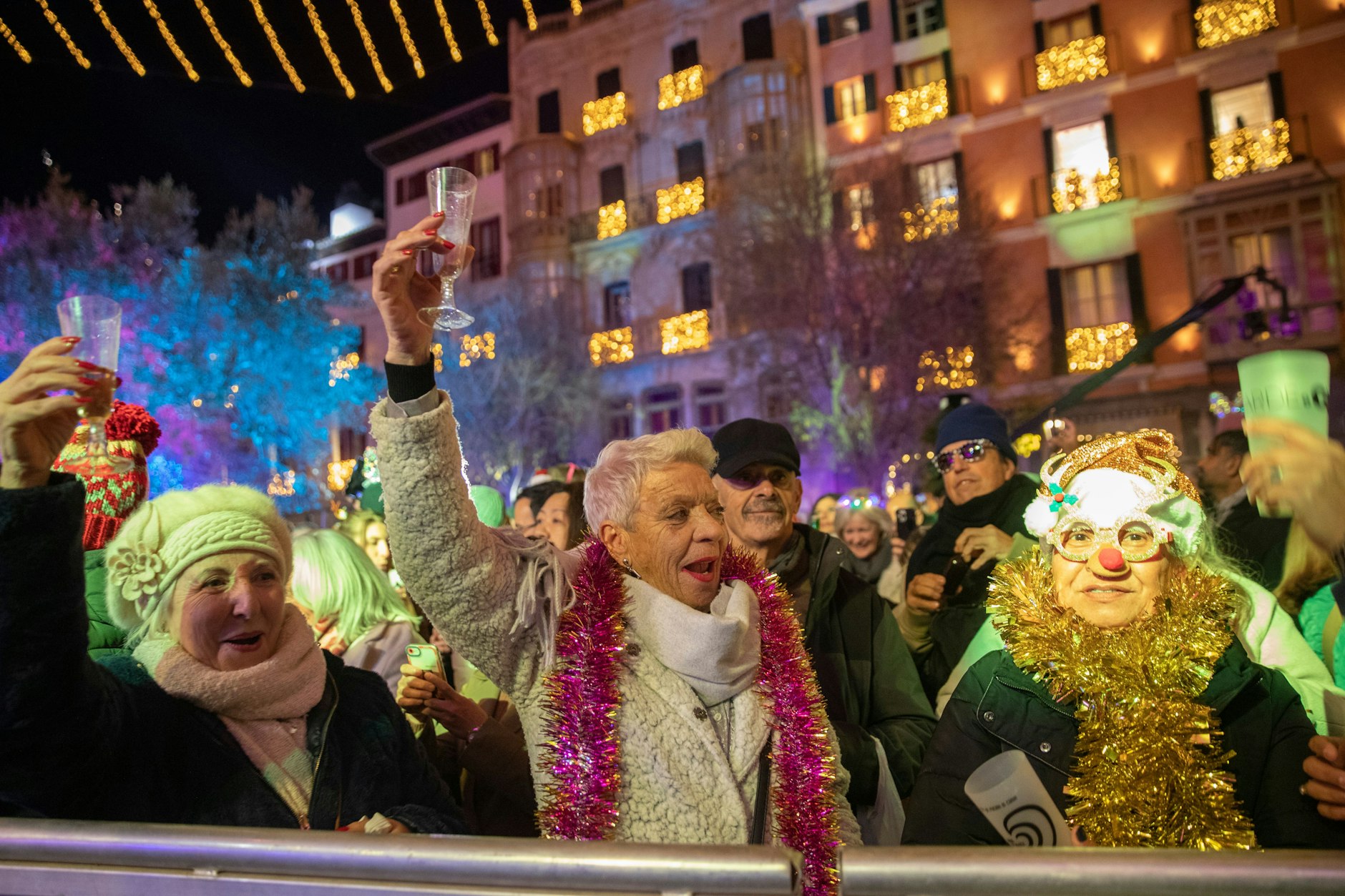 Palma: Virginia und Freunde aus Mallorca feiern nach dem Läuten der zwölf Glockenschläge, die den Beginn des neuen Jahres ankündigen.