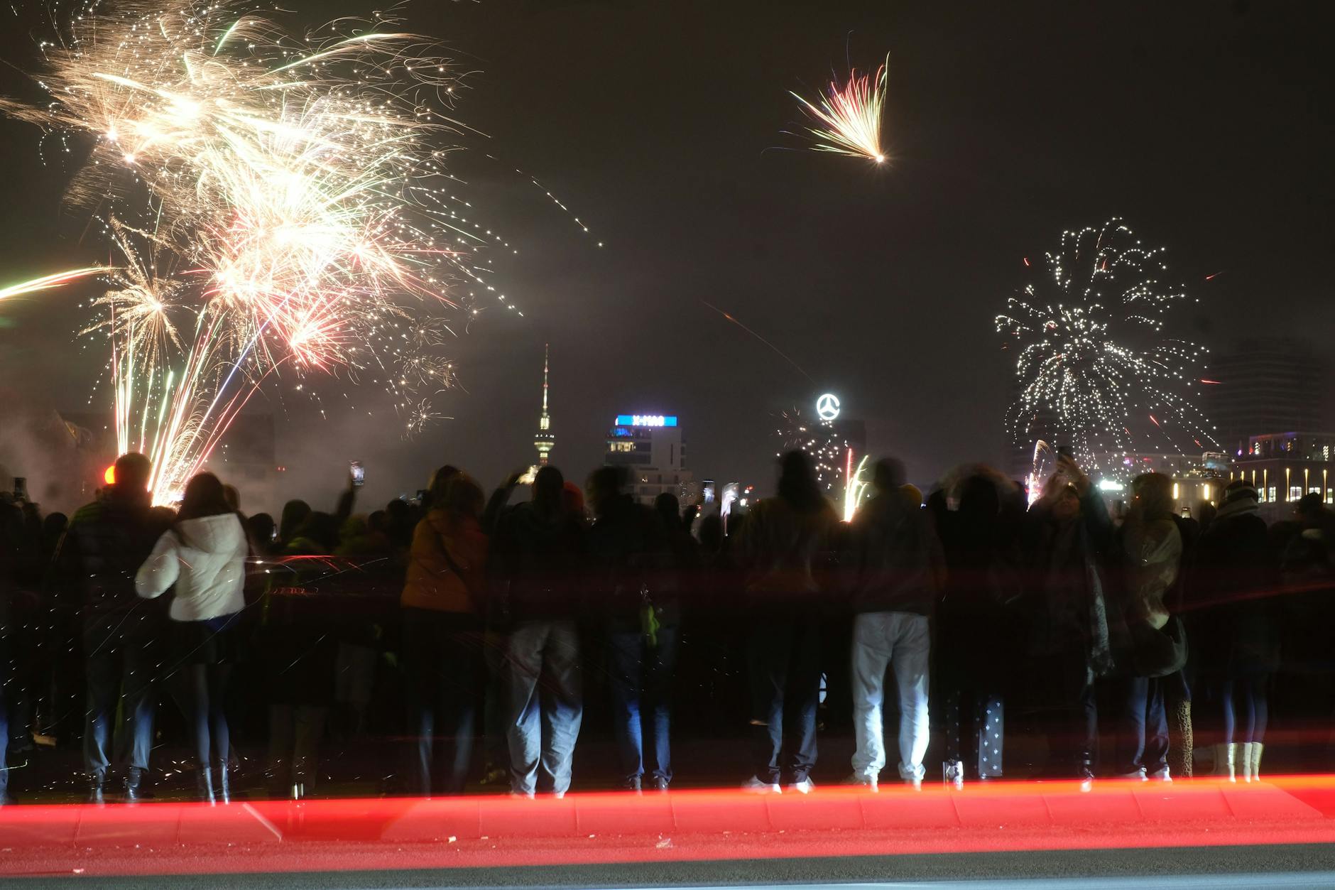 Kurz nach Mitternacht: Der Berliner Himmel erleuchtet vom Feuerwerk