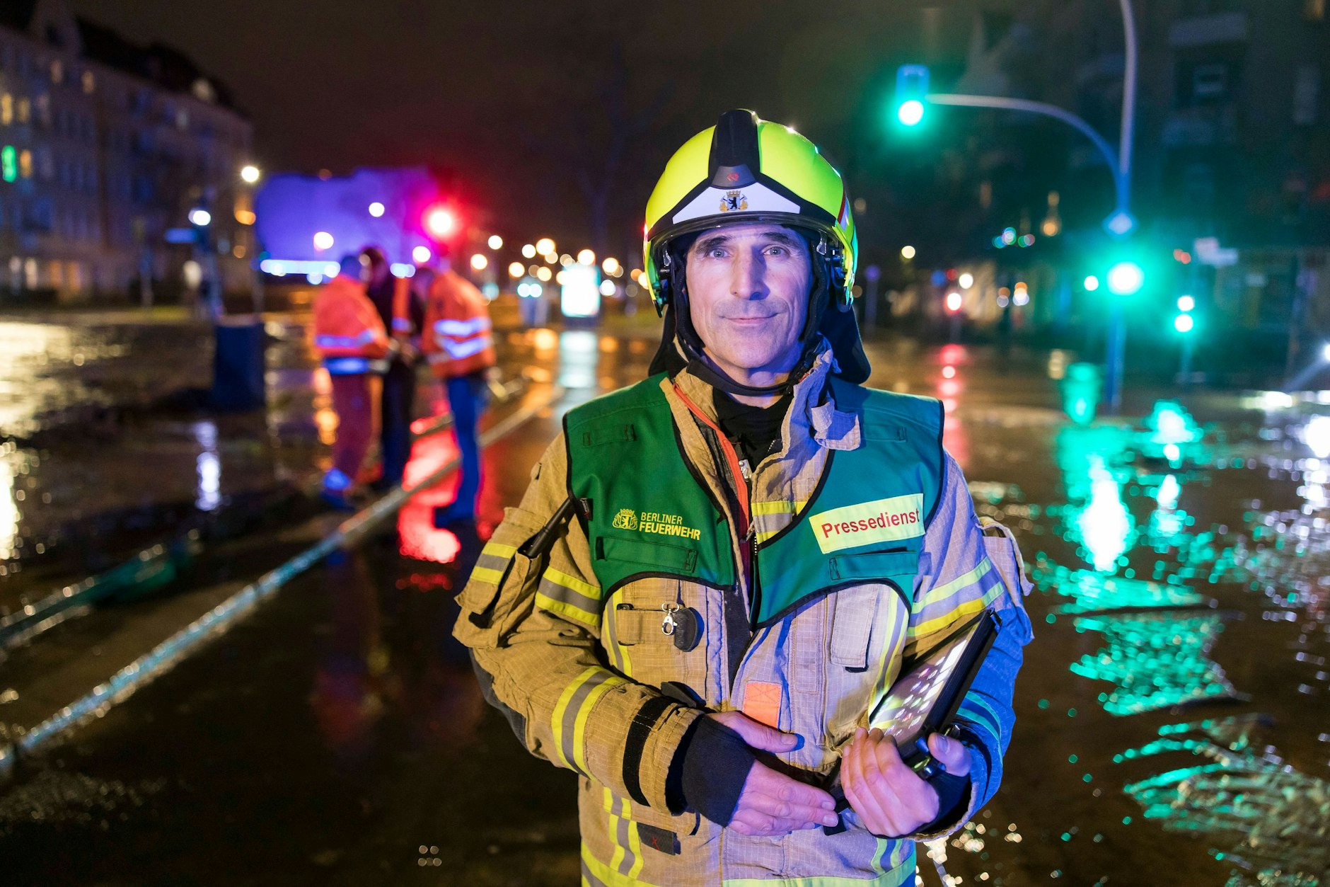 Überschwemmung nach einem Wasserrohrbruch in Berlin. Torsten Vollbrecht, Pressesprecher der Berliner Feuerwehr kann es nicht fassen.