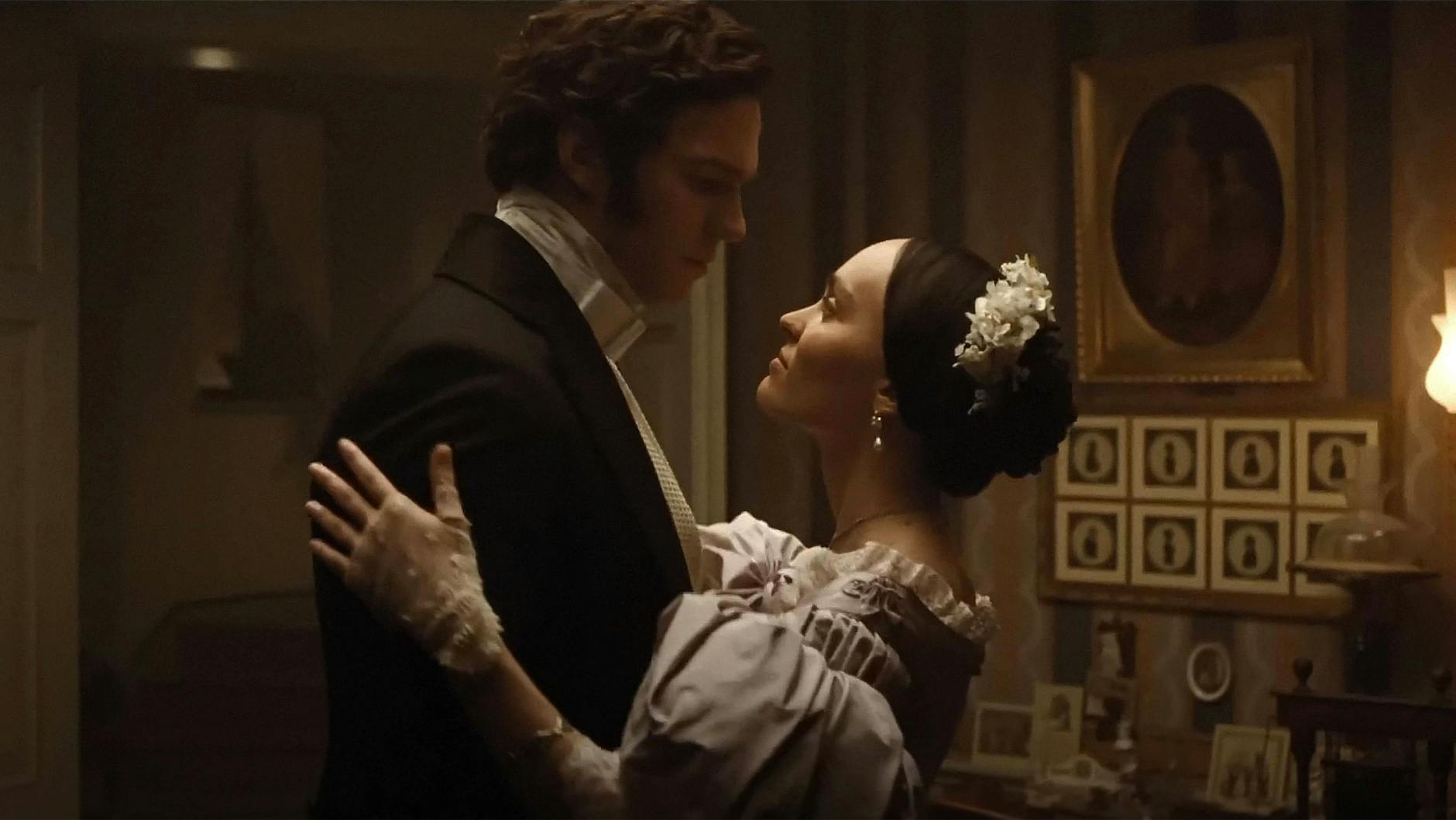 Lily-Rose Depp und Nicholas Hoult in einer Szene von „Nosferatu – der Untote“.