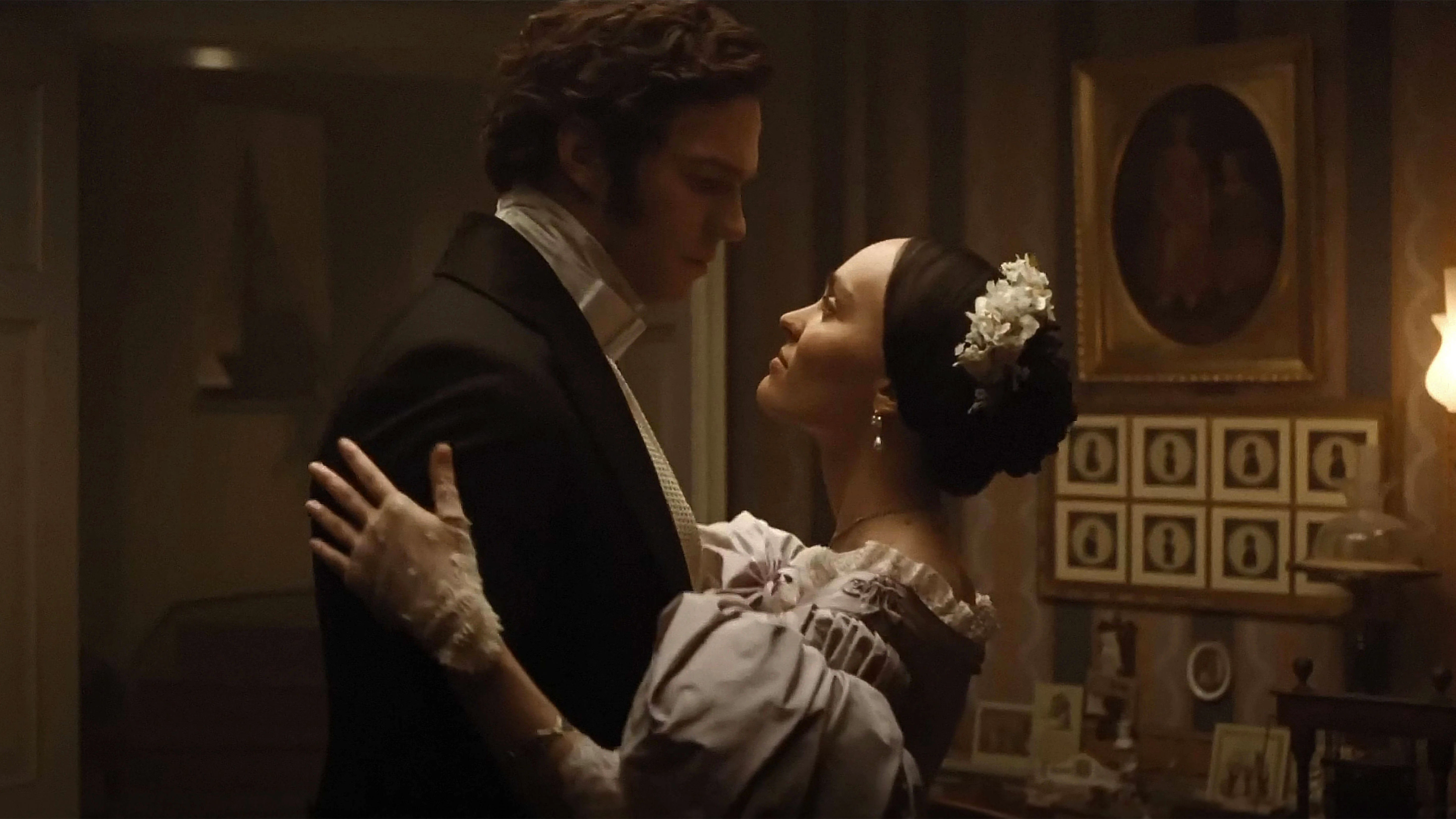 Lily-Rose Depp und Nicholas Hoult in einer Szene von  „Nosferatu – der Untote“.