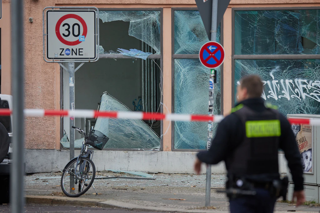 „Schlachtfeld“: Kugelbomben hinterlassen Spur der Verwüstung in Schöneberg (Video)