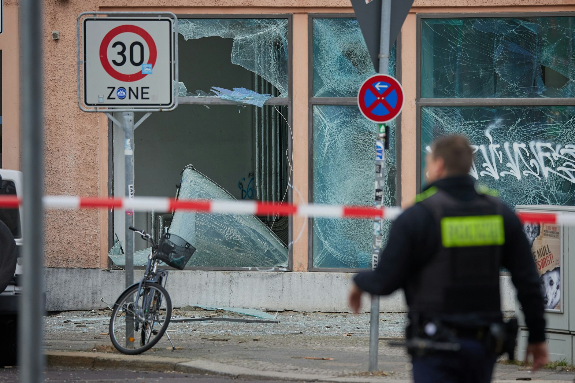 Durch die Explosion einer mutmaßlichen Kugelbombe sind zahlreiche Fensterscheiben in der Vorbergstraße im Stadtteil Schöneberg zu Bruch gegangen.