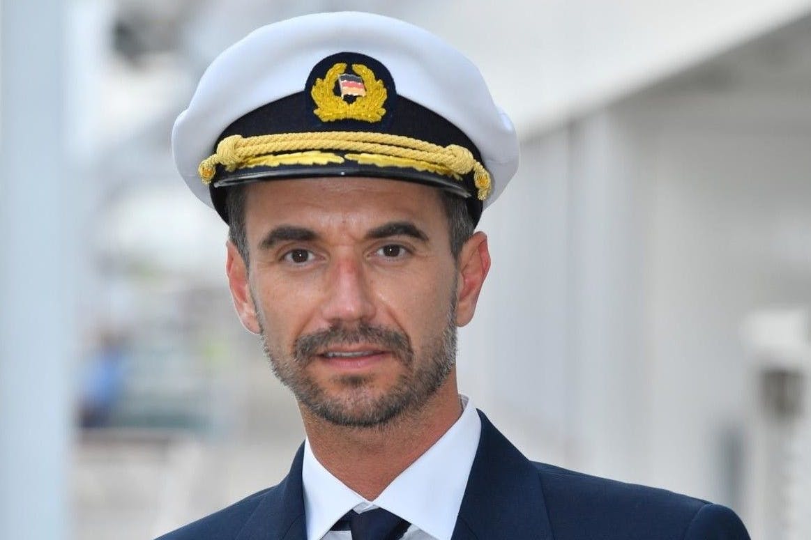 Florian Silbereisen als „Traumschiff“-Kapitän Max Parger.