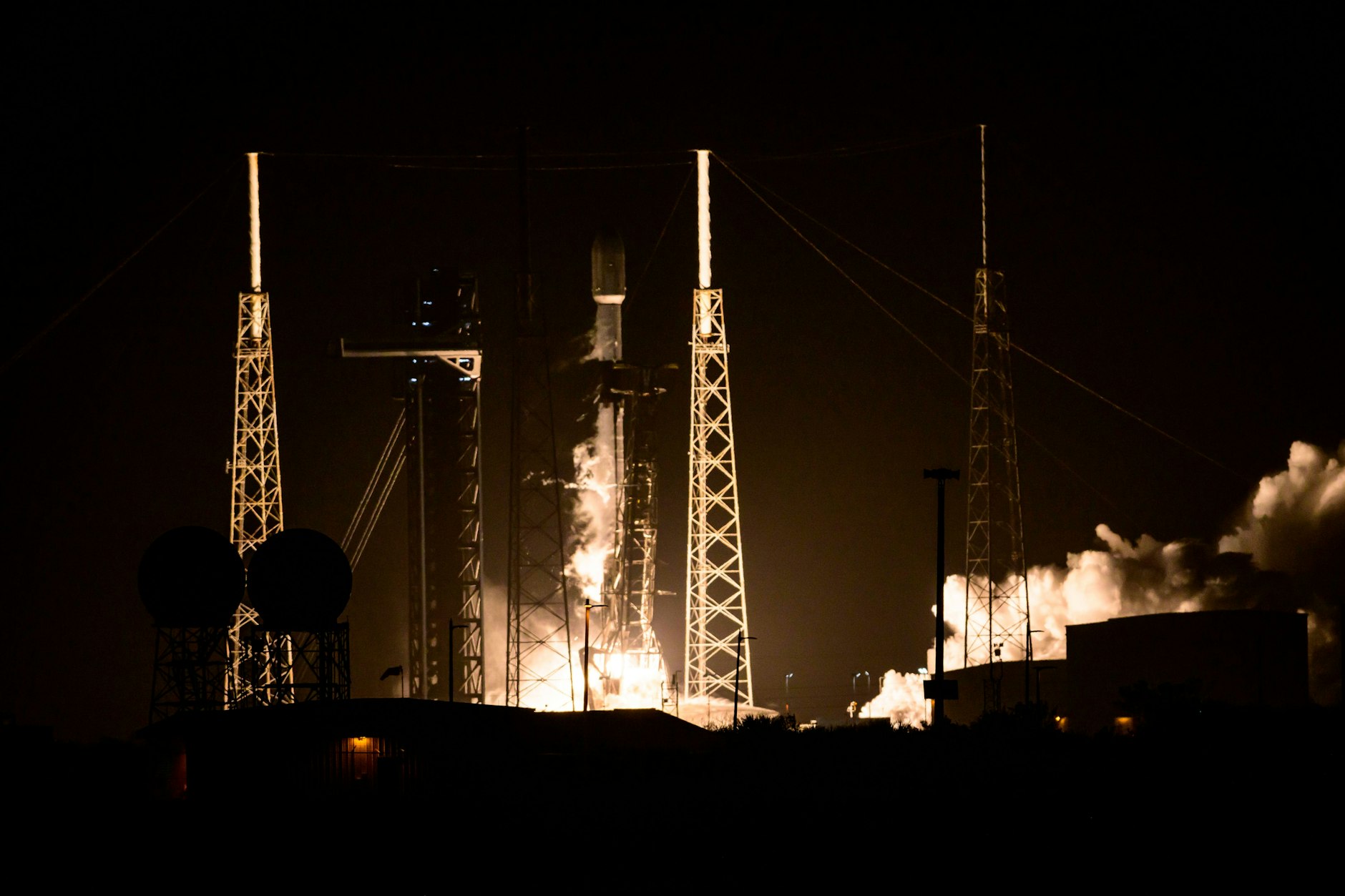 Eine SpaceX-Rakete hebt ab.