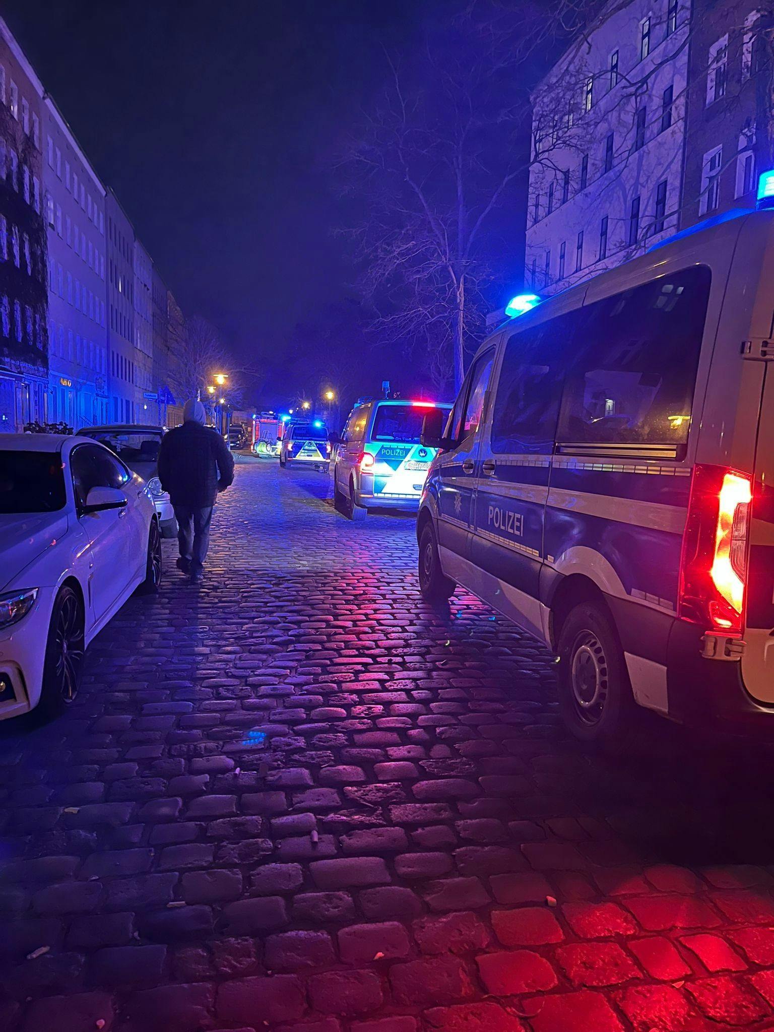 Die Einsatzfahrzeuge müssen wegen des Pollers rückwärts wieder rausfahren.