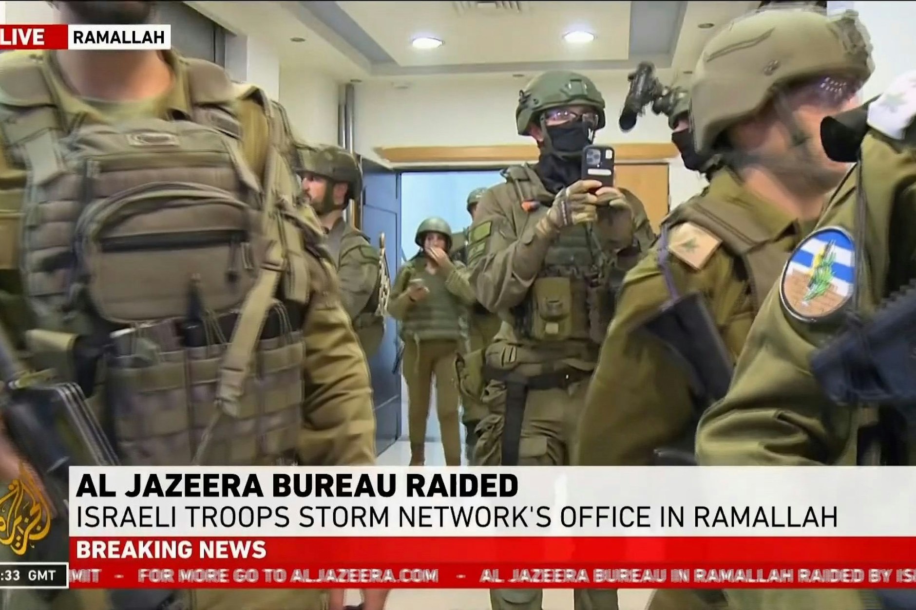 22.09.2024: Dieses Bild aus einem von Al-Dschasira English zur Verfügung gestellten Video zeigt eine Razzia israelischer Soldaten in ihrem Büro in Ramallah, Westjordanland.