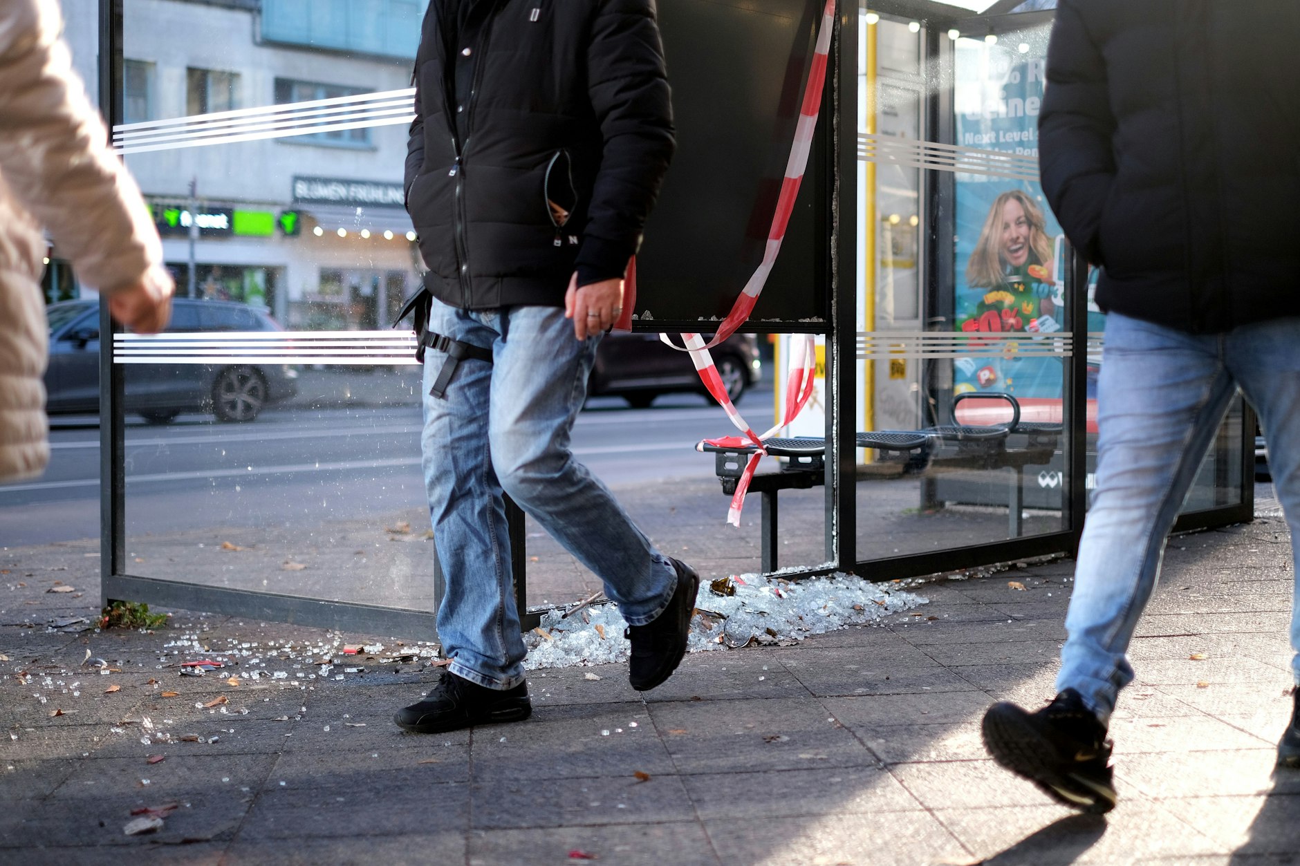 Zersplittertes Glas einer Bushaltestelle in Berlin-Schöneberg