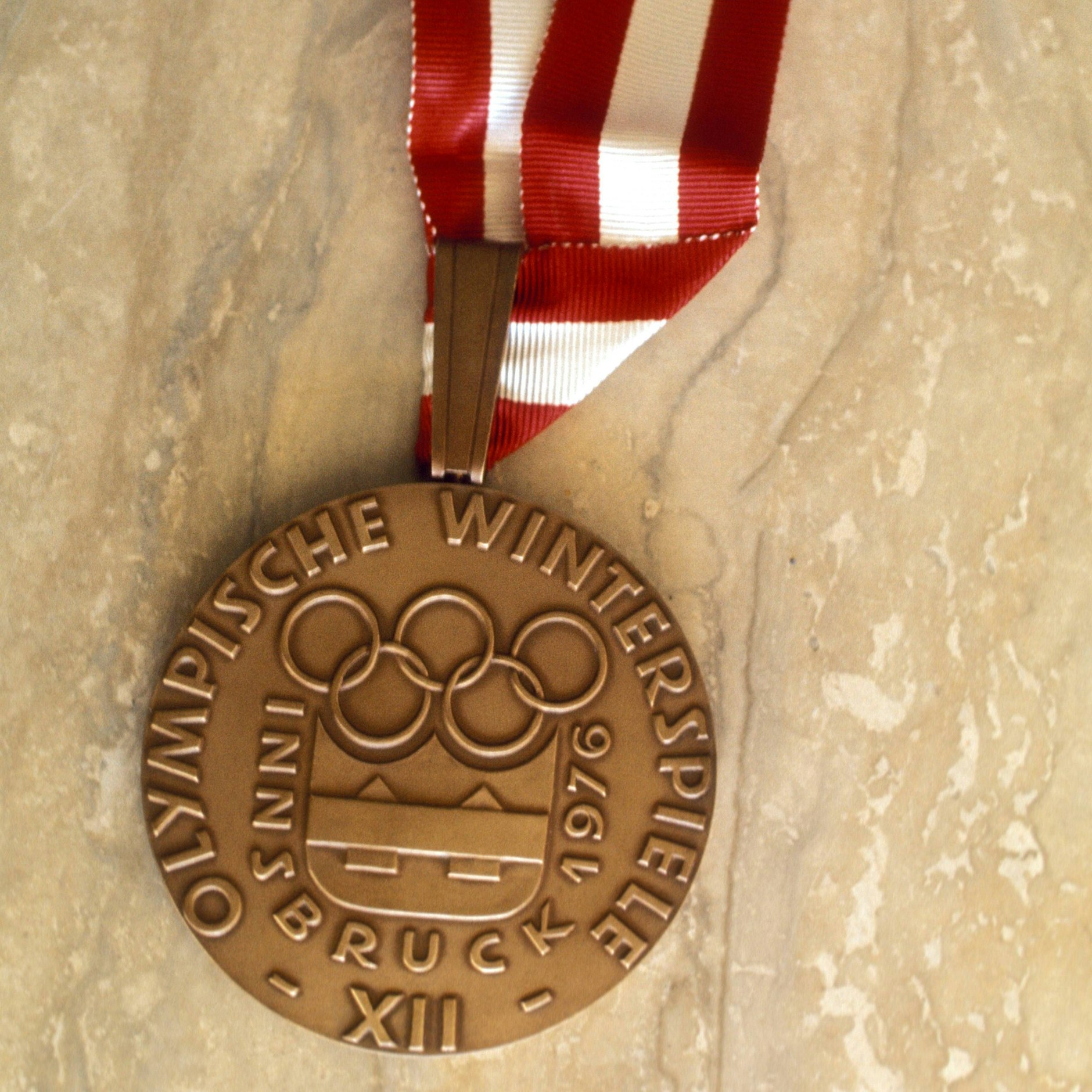 So sah die Vorderseite der Bronzemedaillen der Olympischen Winterspiele von 1976 aus.