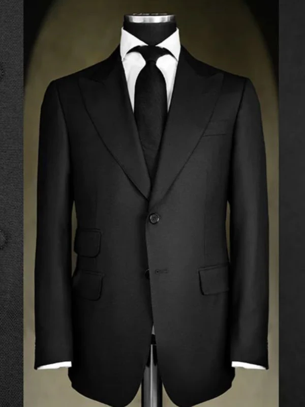 Für die Herren gibt es einen maßgeschneiderten „Made in Italy“-Anzug von NB44 für 11.400 Dollar.