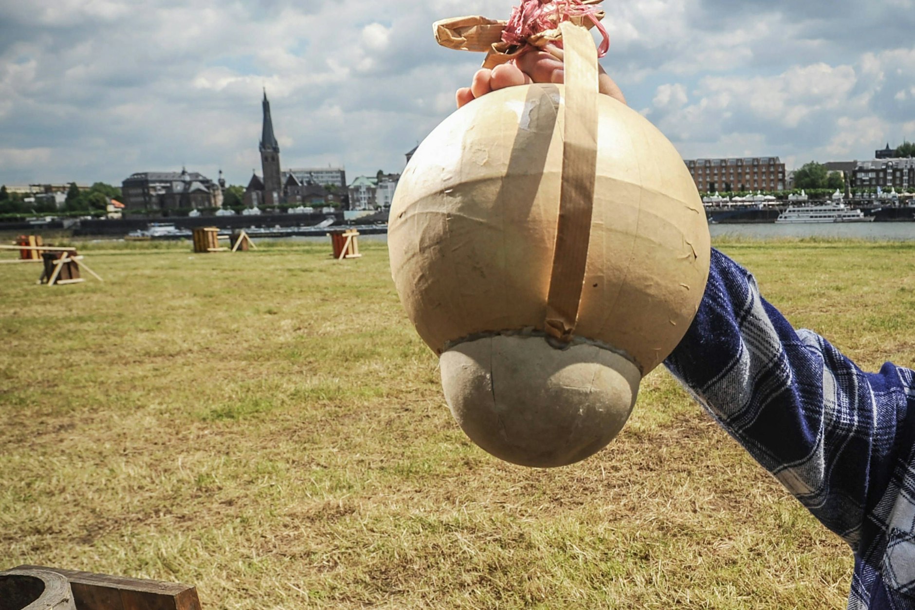 Kugelbomben sind schon heftige Kracher, dürfen nur für professionelle und genehmigte Feuerwerke in Deutschland benutzt werden.